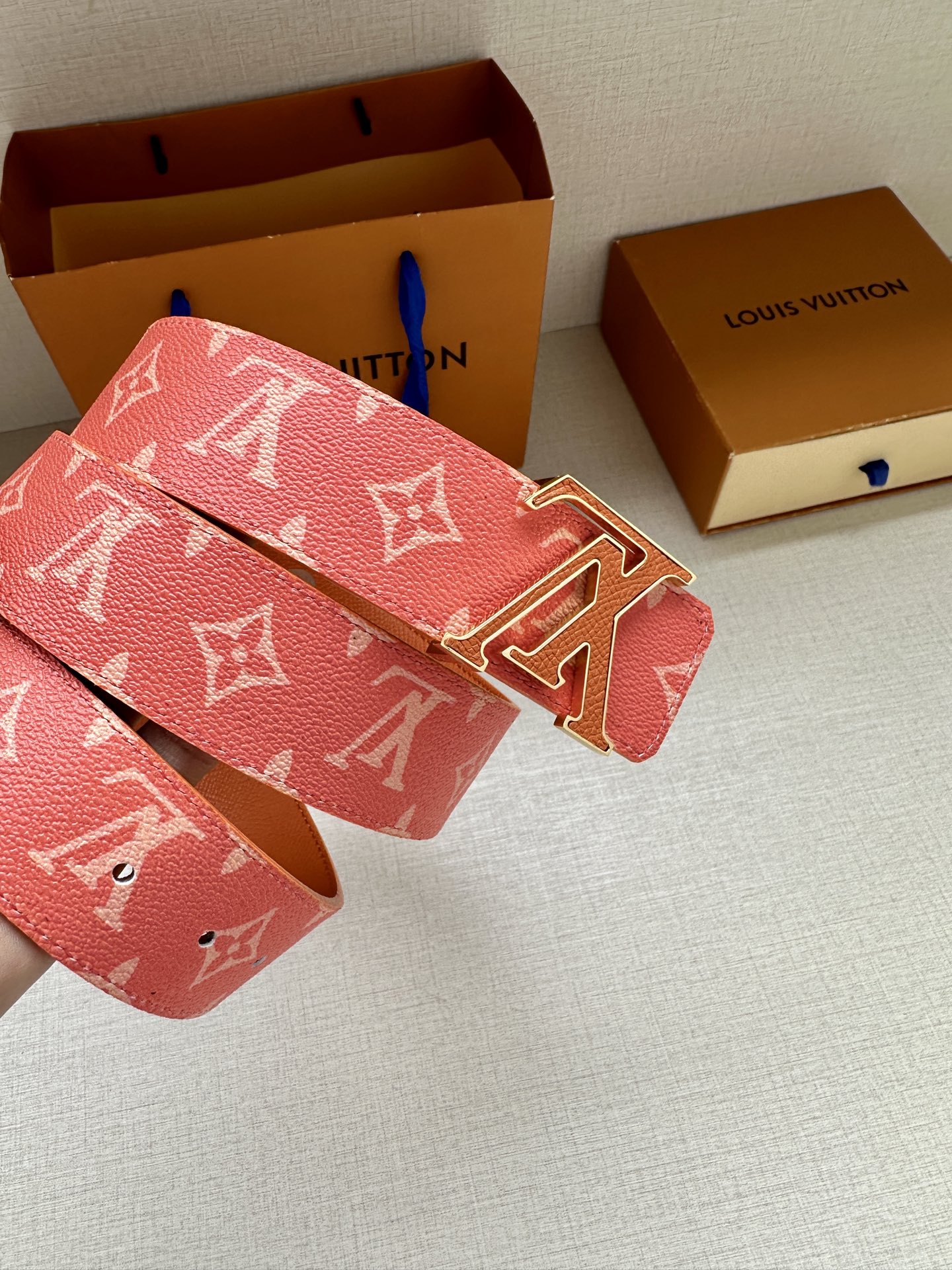 LV Initiales 4.0宽双面腰带是 2025年春夏男装系列的配饰。Taïga 皮革触感柔软，