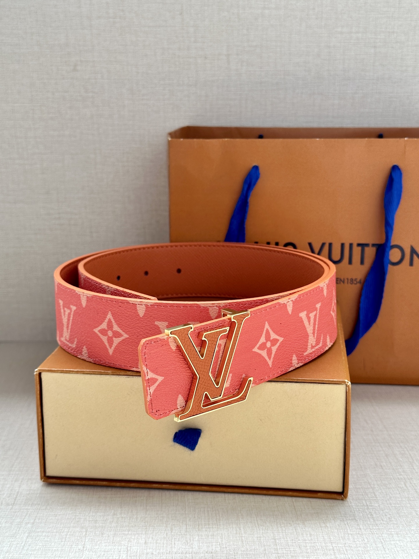  LV Initiales 4.0宽双面腰带是 2025年春夏男装系列的配饰。Taïga 皮革触感柔软，