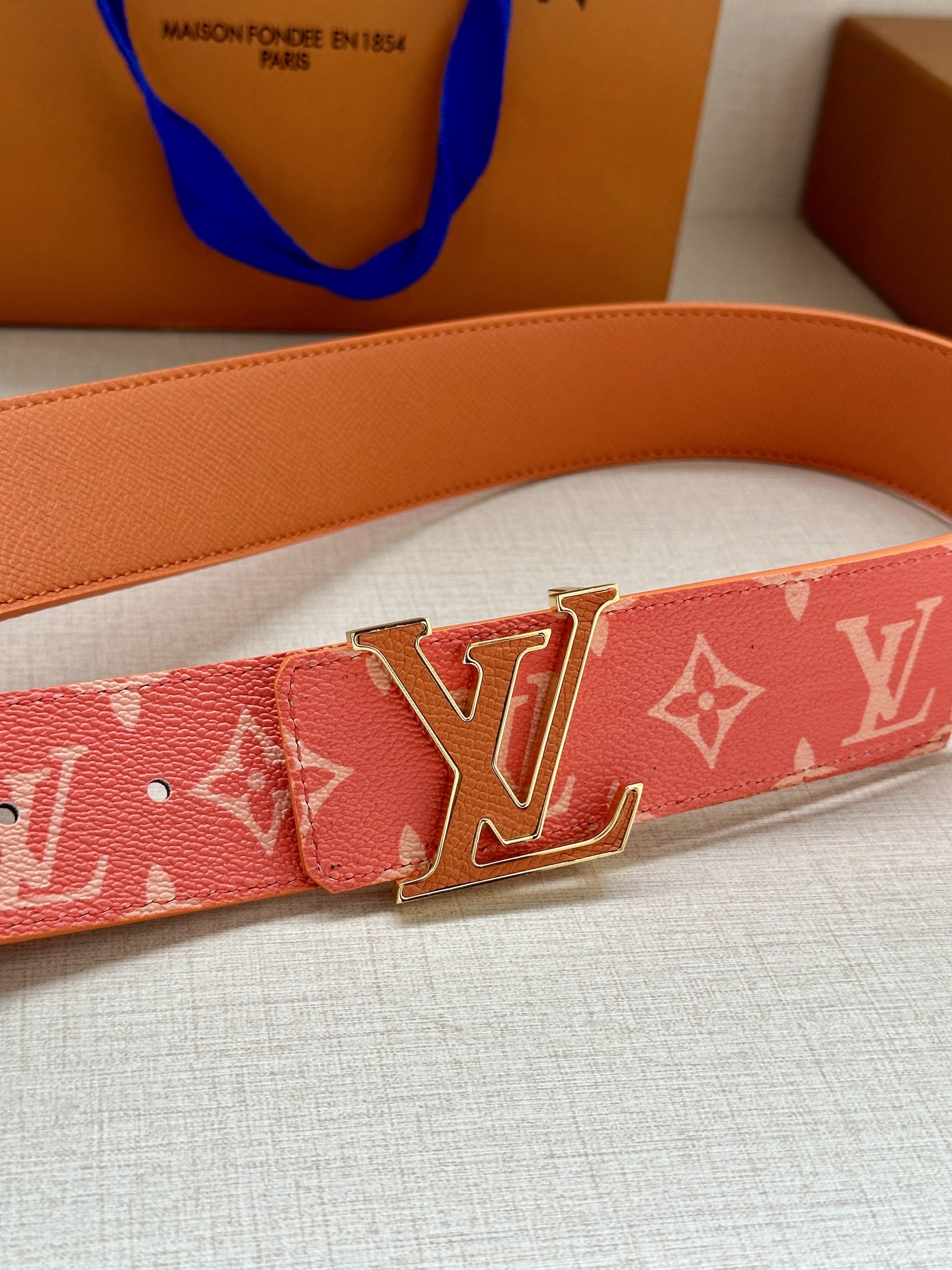  LV Initiales 4.0宽双面腰带是 2025年春夏男装系列的配饰。Taïga 皮革触感柔软，