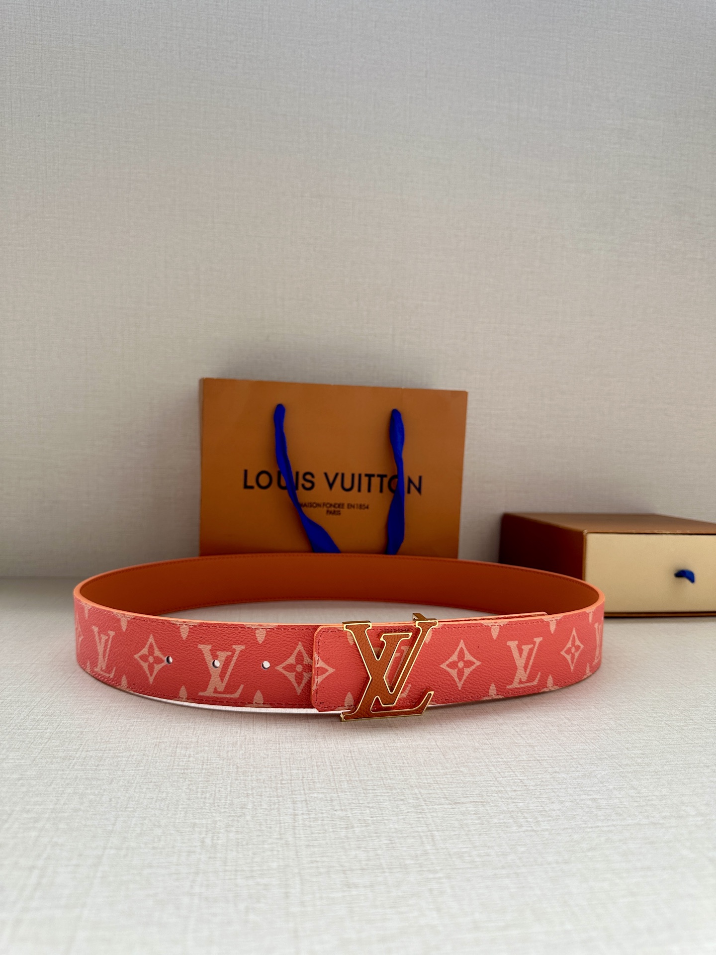  LV Initiales 4.0宽双面腰带是 2025年春夏男装系列的配饰。Taïga 皮革触感柔软，