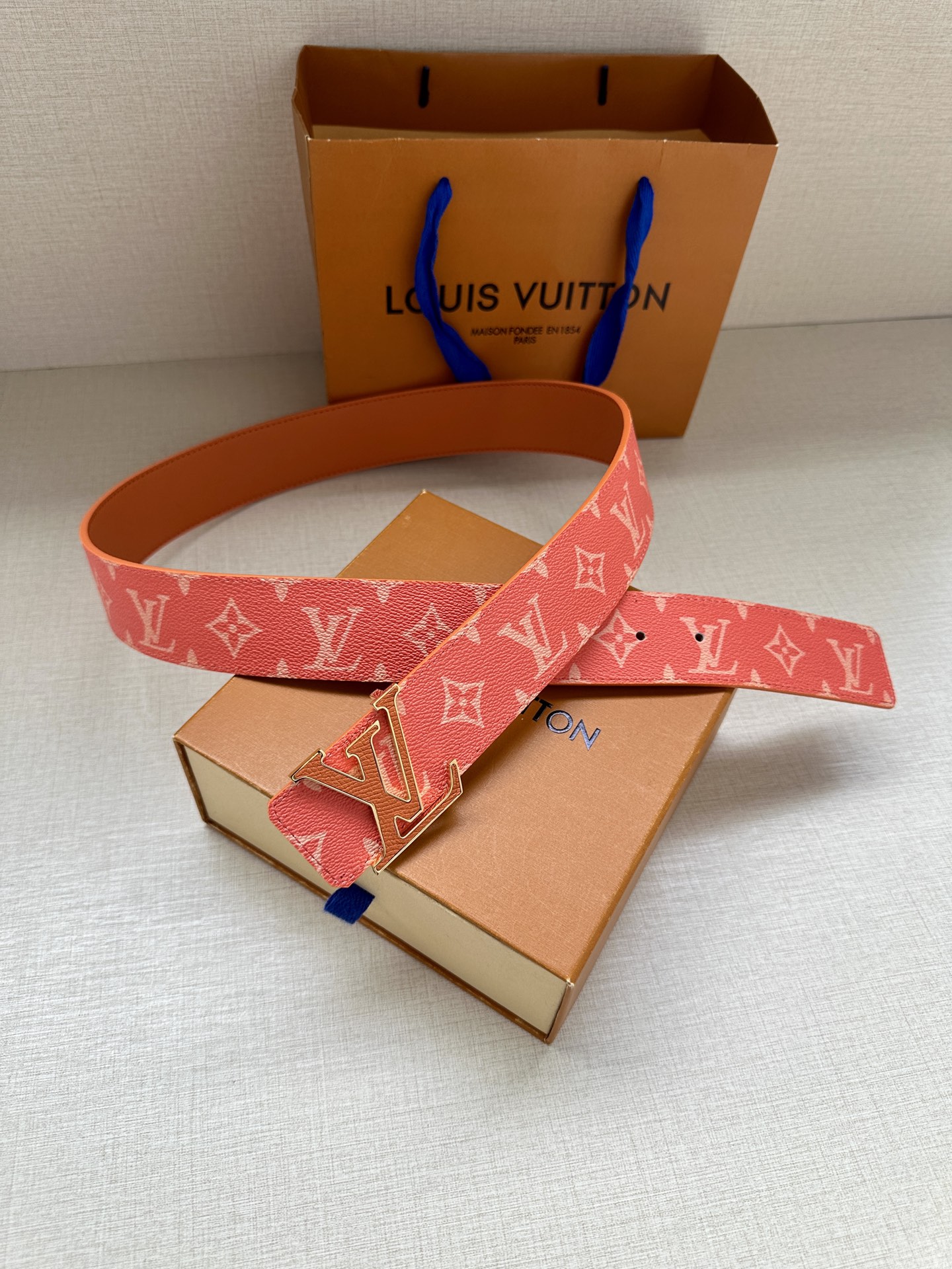  LV Initiales 4.0宽双面腰带是 2025年春夏男装系列的配饰。Taïga 皮革触感柔软，