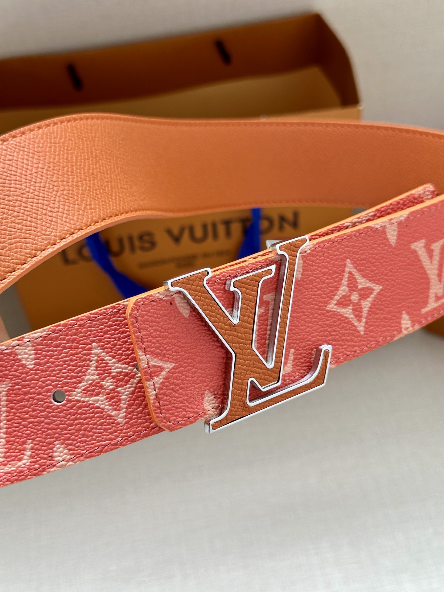  LV Initiales 4.0宽双面腰带是 2025年春夏男装系列的配饰。Taïga 皮革触感柔软，