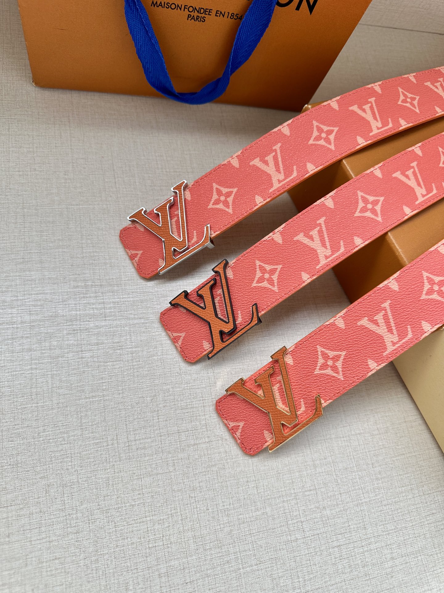  LV Initiales 4.0宽双面腰带是 2025年春夏男装系列的配饰。Taïga 皮革触感柔软，
