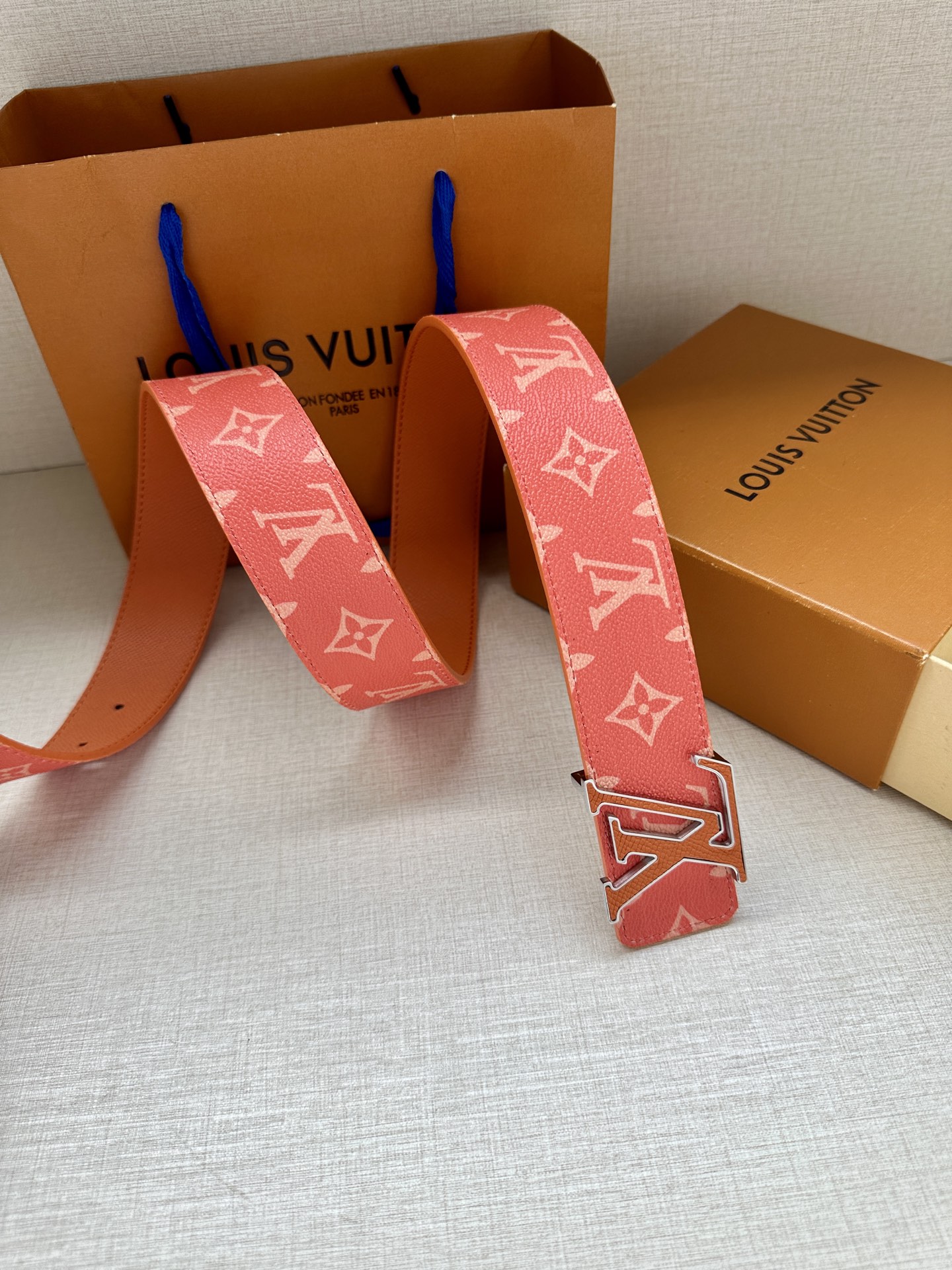 LV Initiales 4.0宽双面腰带是 2025年春夏男装系列的配饰。Taïga 皮革触感柔软，