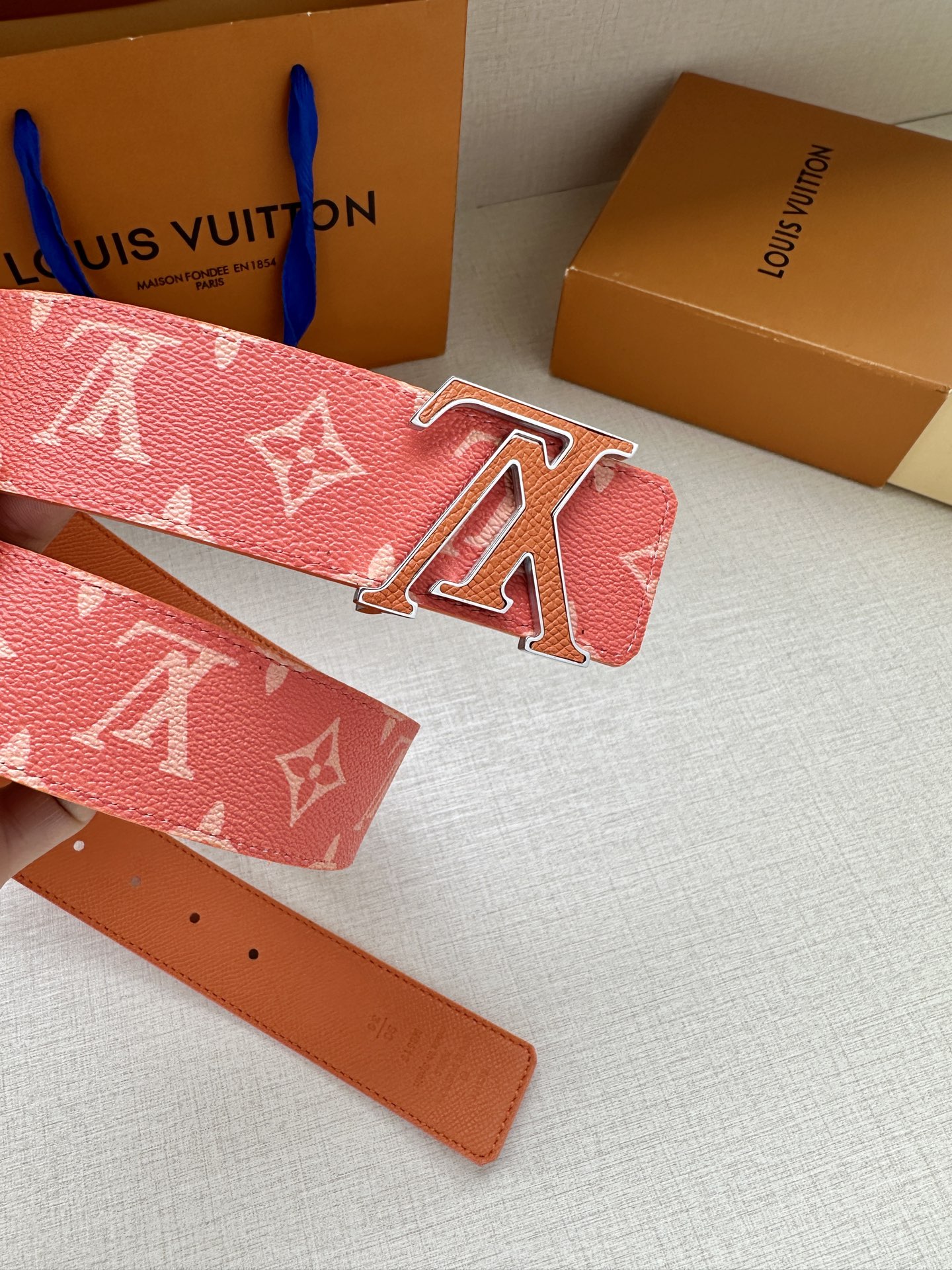  LV Initiales 4.0宽双面腰带是 2025年春夏男装系列的配饰。Taïga 皮革触感柔软，