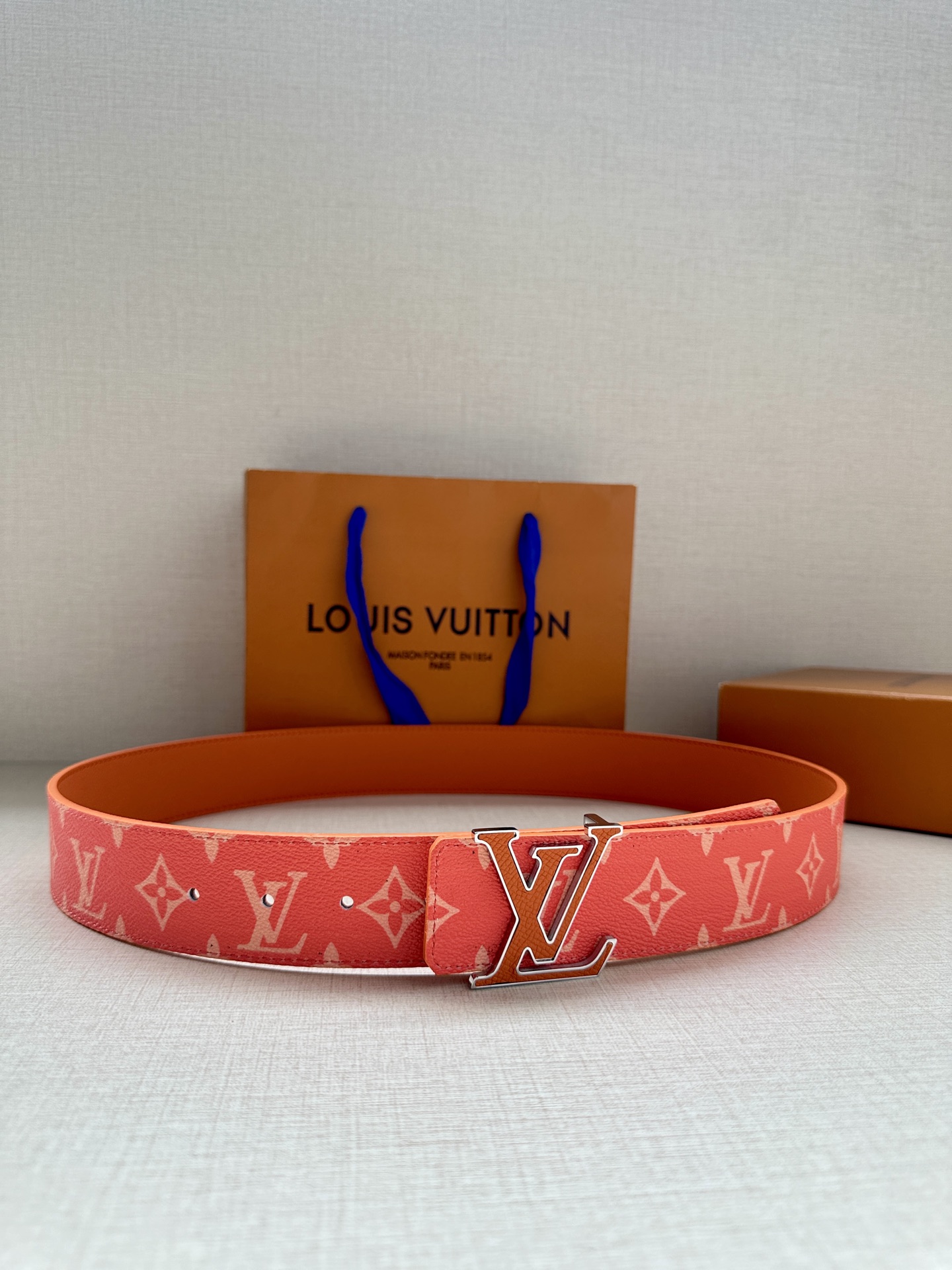  LV Initiales 4.0宽双面腰带是 2025年春夏男装系列的配饰。Taïga 皮革触感柔软，