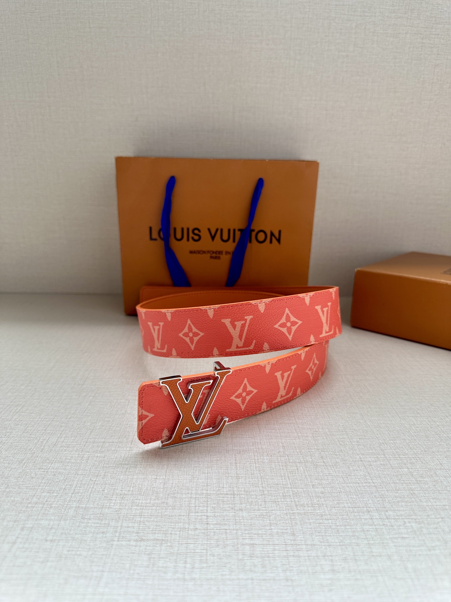  LV Initiales 4.0宽双面腰带是 2025年春夏男装系列的配饰。Taïga 皮革触感柔软，