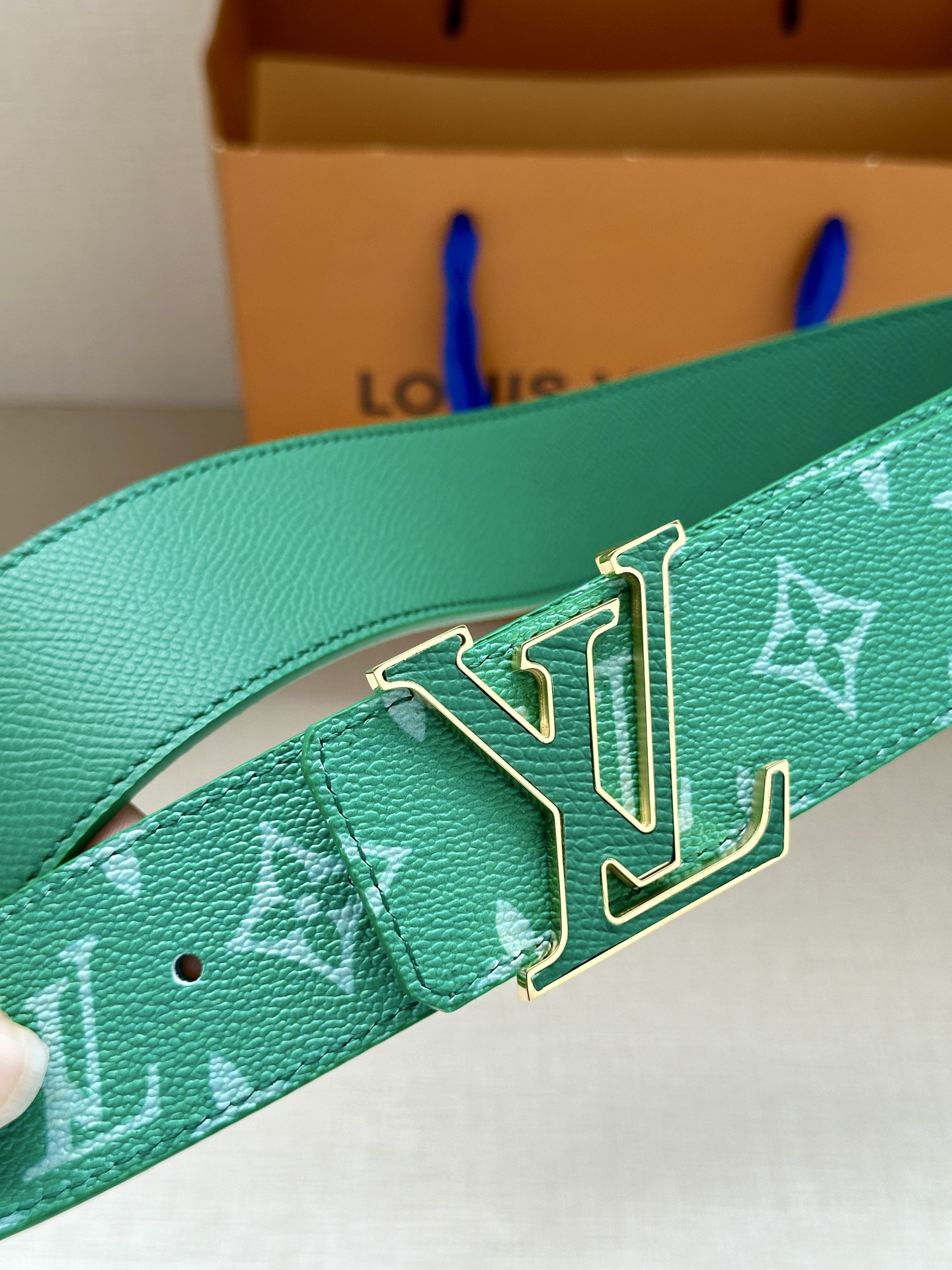  LV Initiales 4.0宽双面腰带是 2025年春夏男装系列的配饰。Taïga 皮革触感柔软，