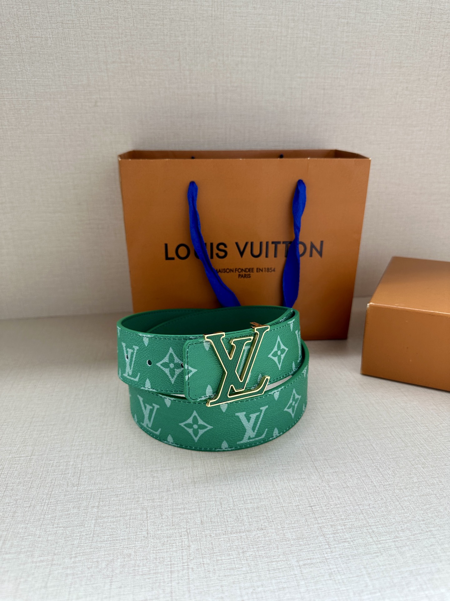  LV Initiales 4.0宽双面腰带是 2025年春夏男装系列的配饰。Taïga 皮革触感柔软，
