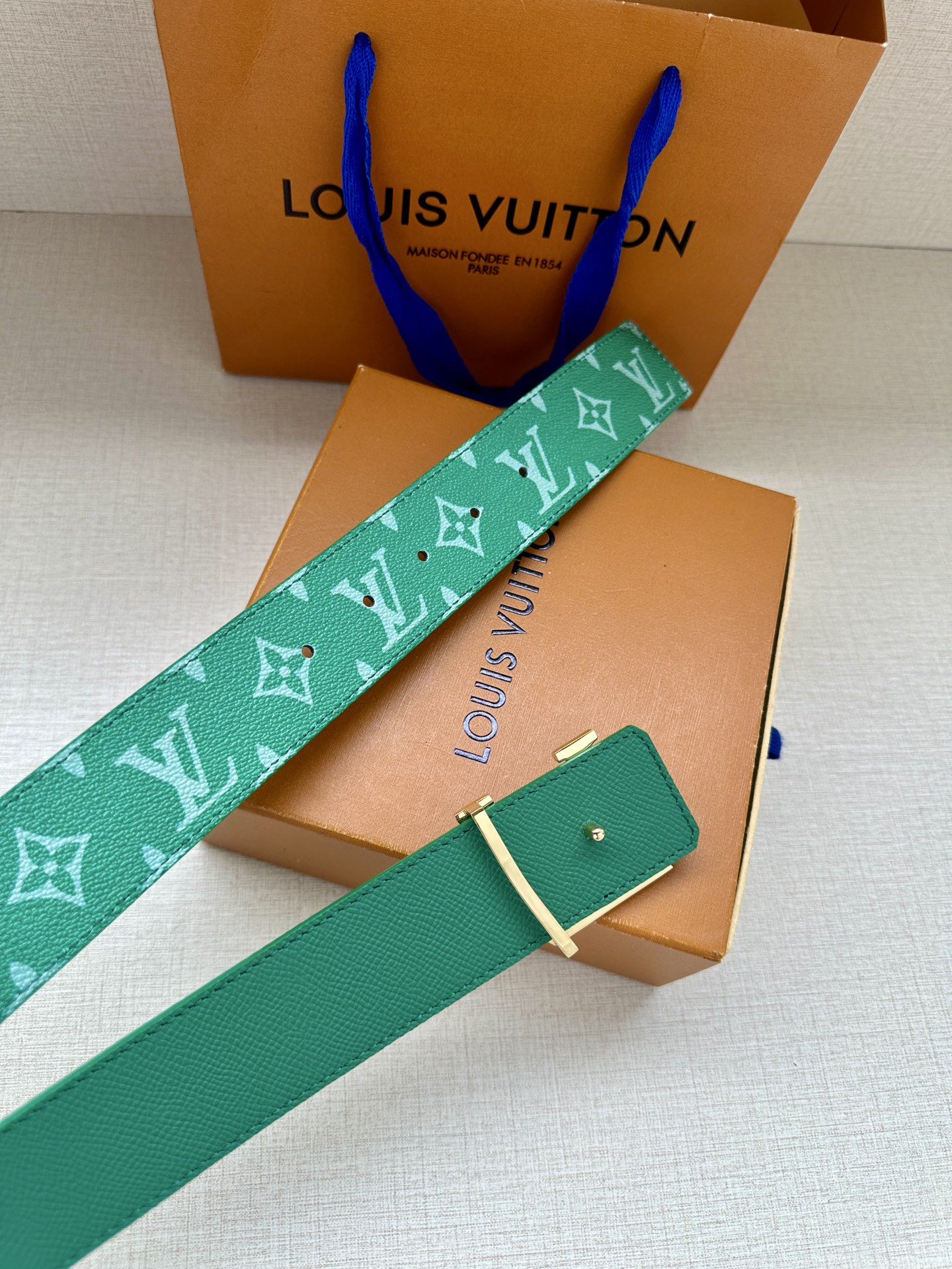  LV Initiales 4.0宽双面腰带是 2025年春夏男装系列的配饰。Taïga 皮革触感柔软，
