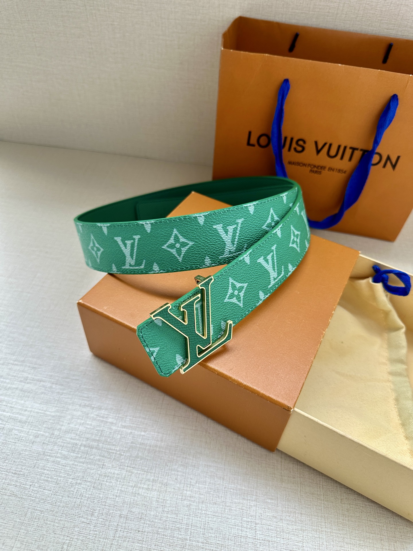  LV Initiales 4.0宽双面腰带是 2025年春夏男装系列的配饰。Taïga 皮革触感柔软，