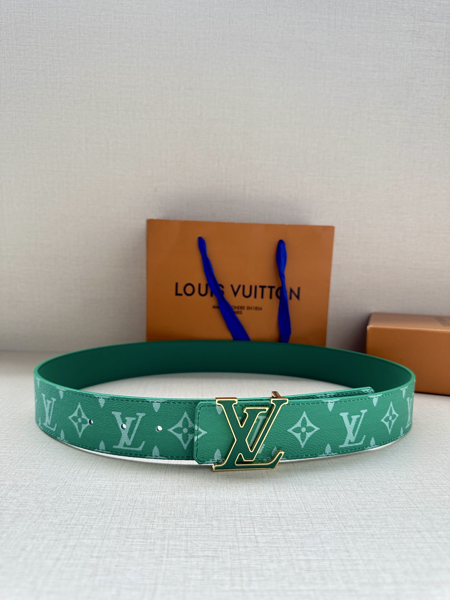  LV Initiales 4.0宽双面腰带是 2025年春夏男装系列的配饰。Taïga 皮革触感柔软，