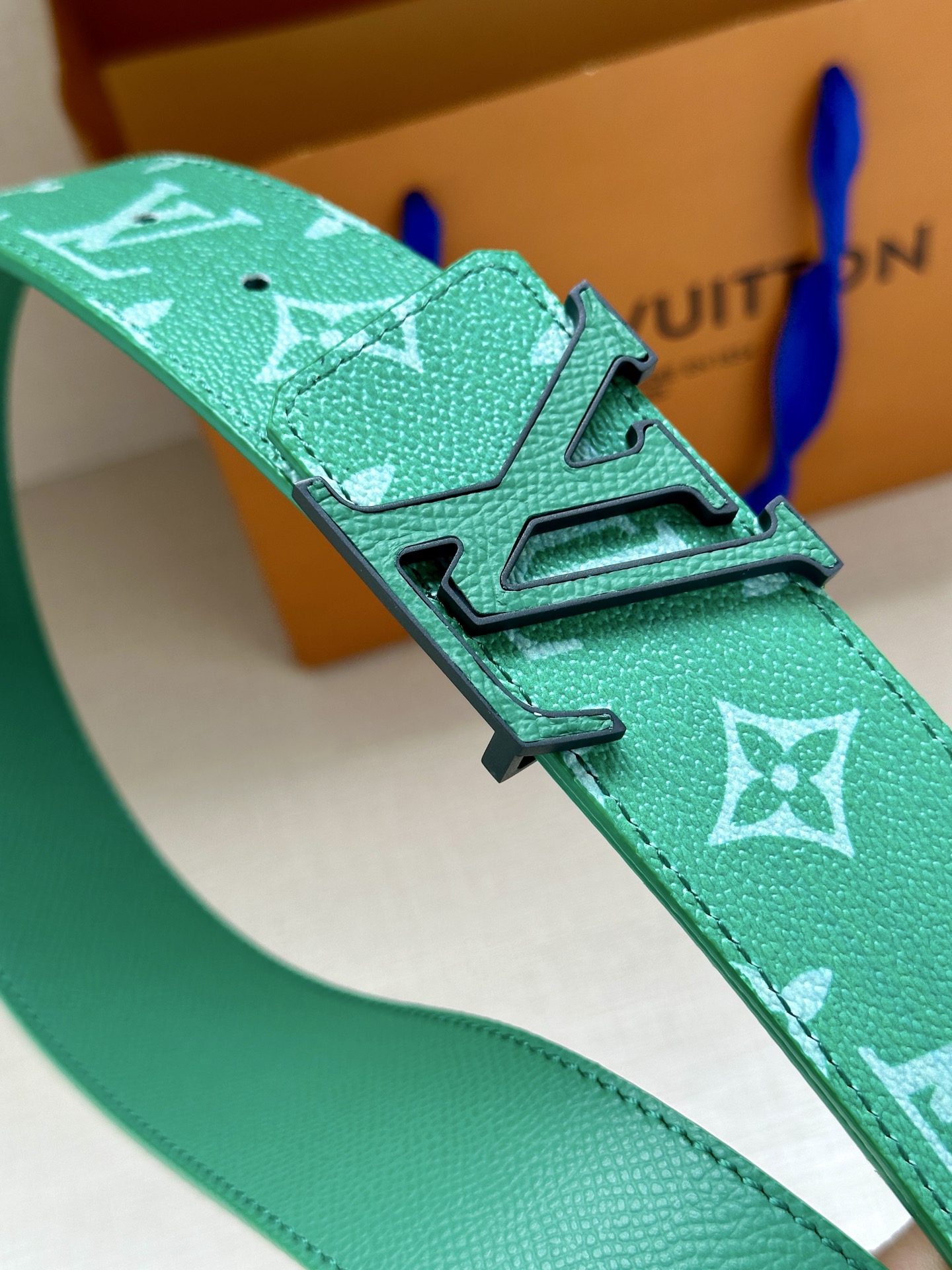  LV Initiales 4.0宽双面腰带是 2025年春夏男装系列的配饰。Taïga 皮革触感柔软，