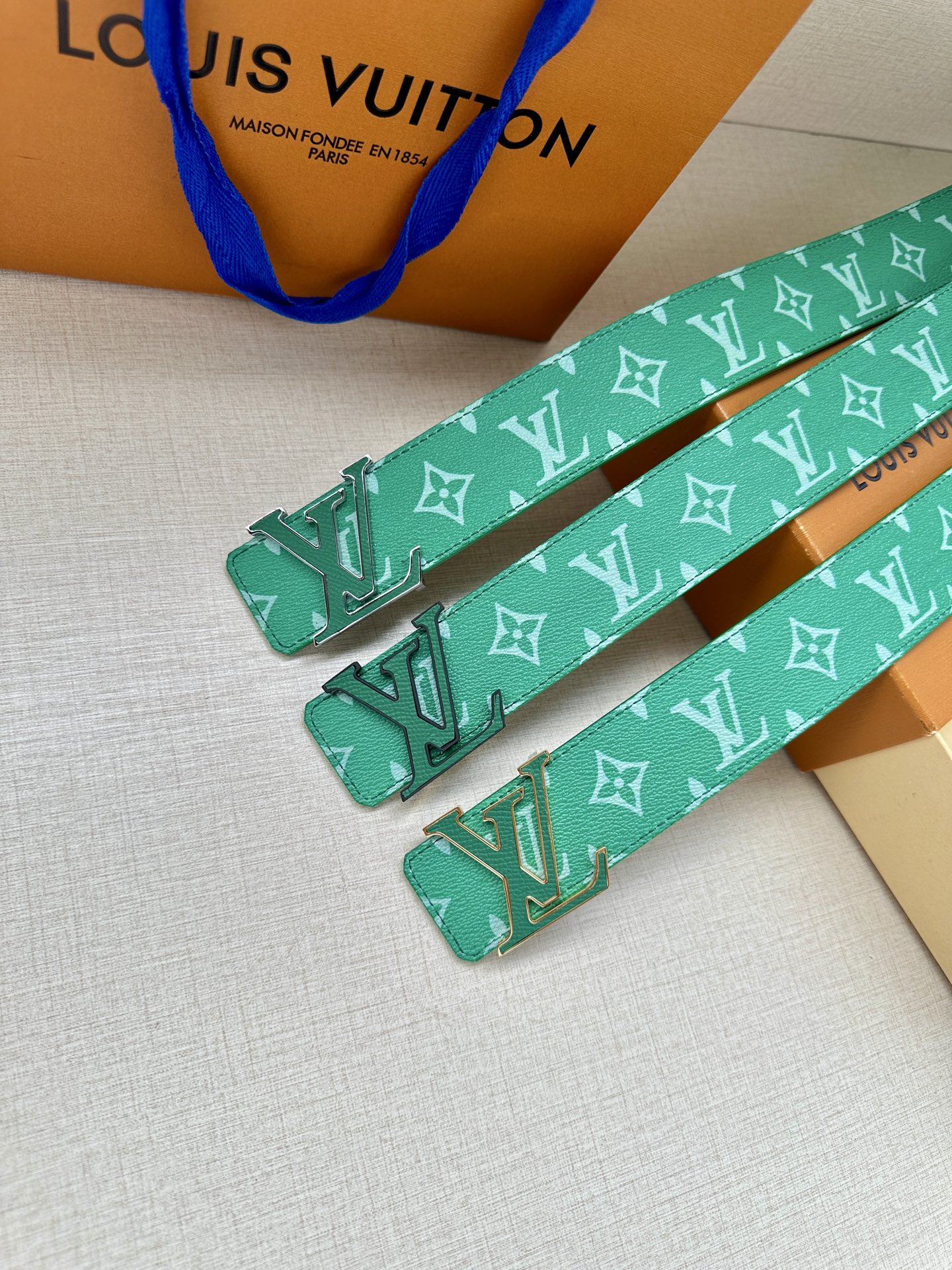  LV Initiales 4.0宽双面腰带是 2025年春夏男装系列的配饰。Taïga 皮革触感柔软，