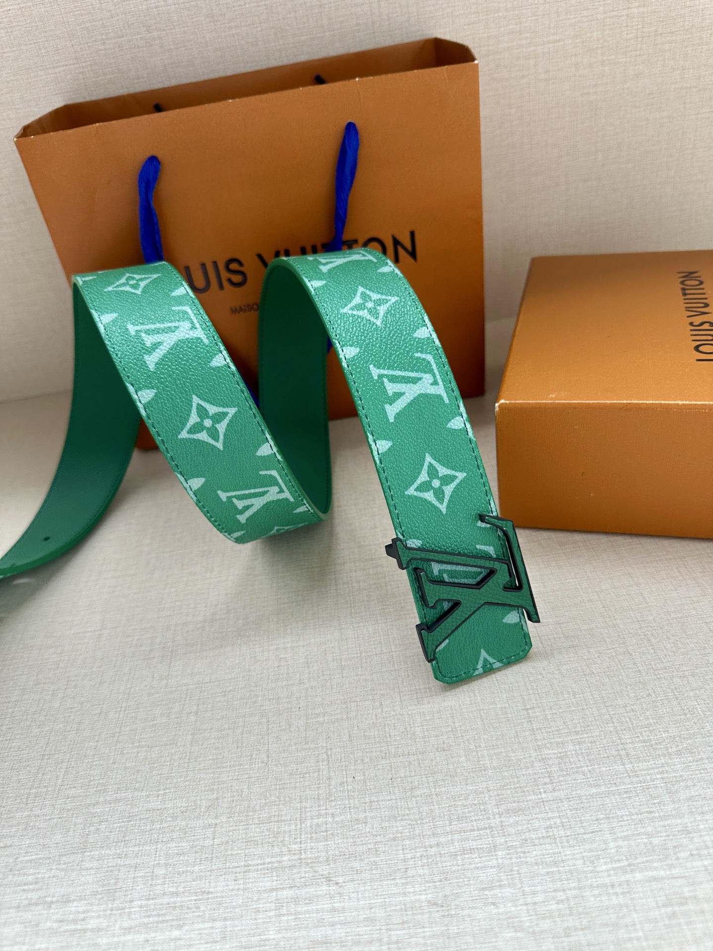  LV Initiales 4.0宽双面腰带是 2025年春夏男装系列的配饰。Taïga 皮革触感柔软，