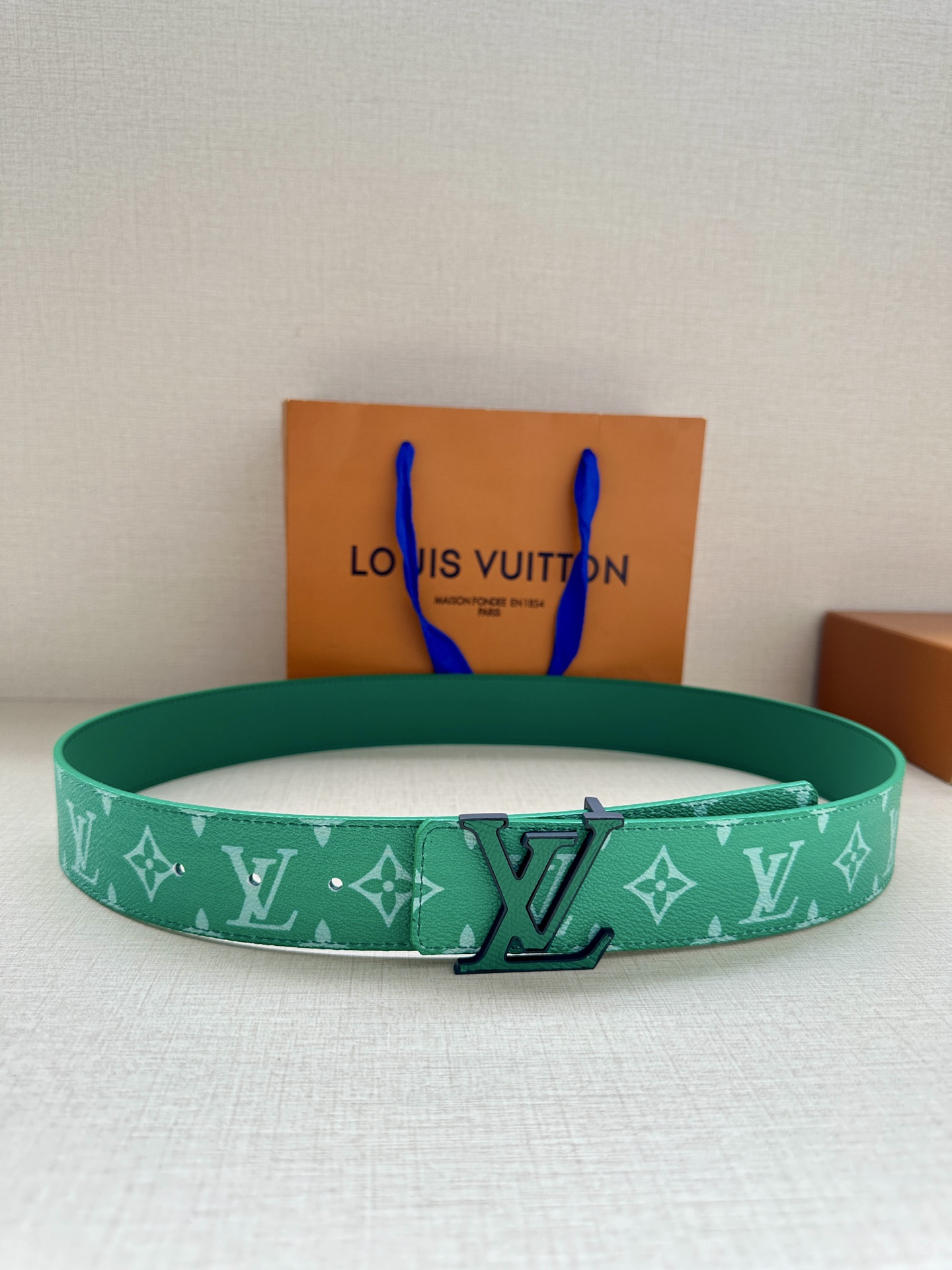  LV Initiales 4.0宽双面腰带是 2025年春夏男装系列的配饰。Taïga 皮革触感柔软，