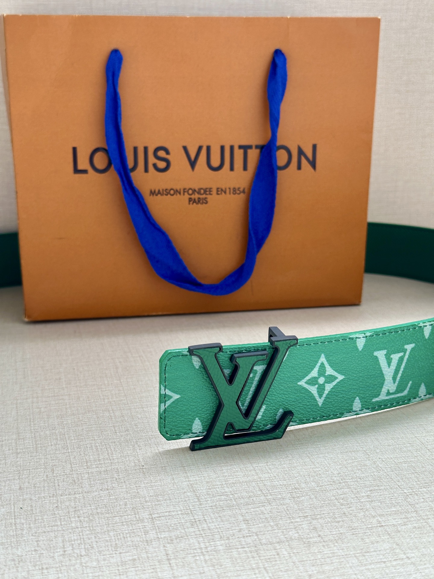  LV Initiales 4.0宽双面腰带是 2025年春夏男装系列的配饰。Taïga 皮革触感柔软，