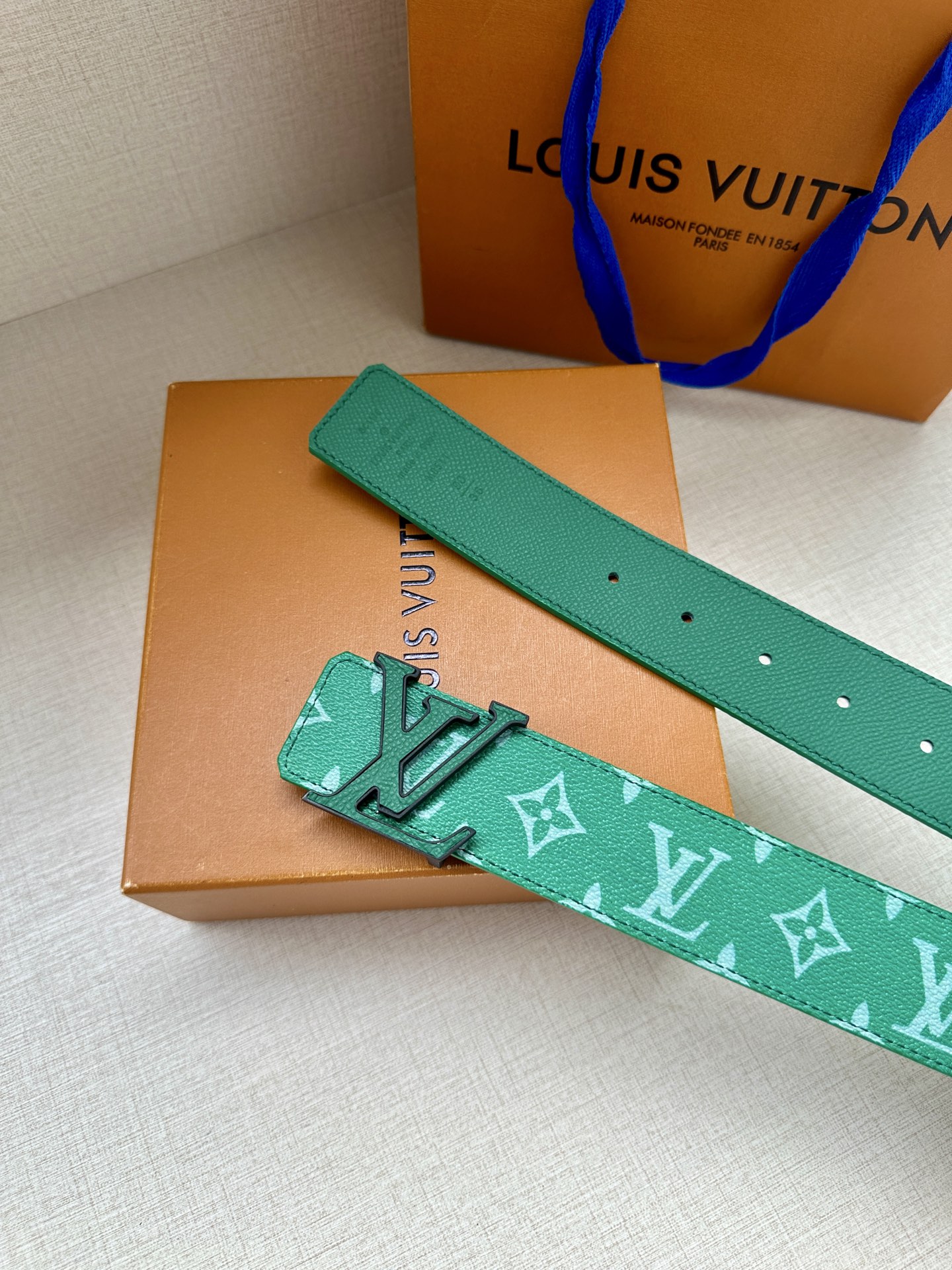  LV Initiales 4.0宽双面腰带是 2025年春夏男装系列的配饰。Taïga 皮革触感柔软，