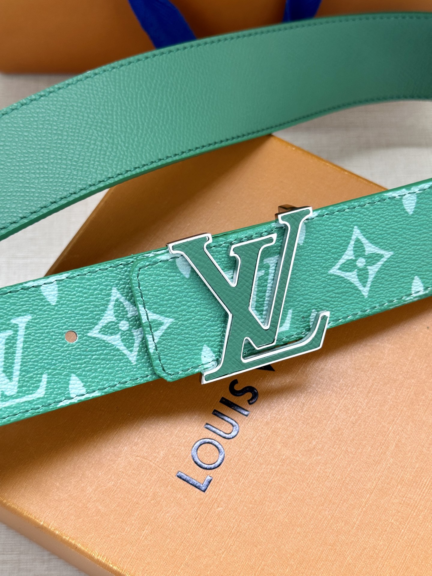  LV Initiales 4.0宽双面腰带是 2025年春夏男装系列的配饰。Taïga 皮革触感柔软，