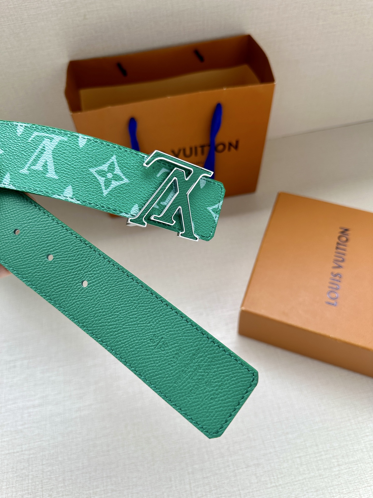  LV Initiales 4.0宽双面腰带是 2025年春夏男装系列的配饰。Taïga 皮革触感柔软，