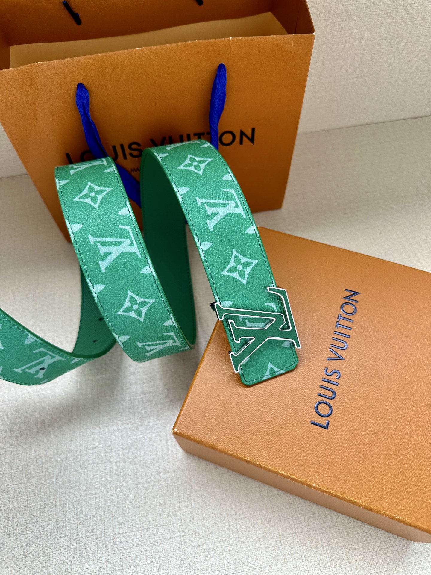  LV Initiales 4.0宽双面腰带是 2025年春夏男装系列的配饰。Taïga 皮革触感柔软，