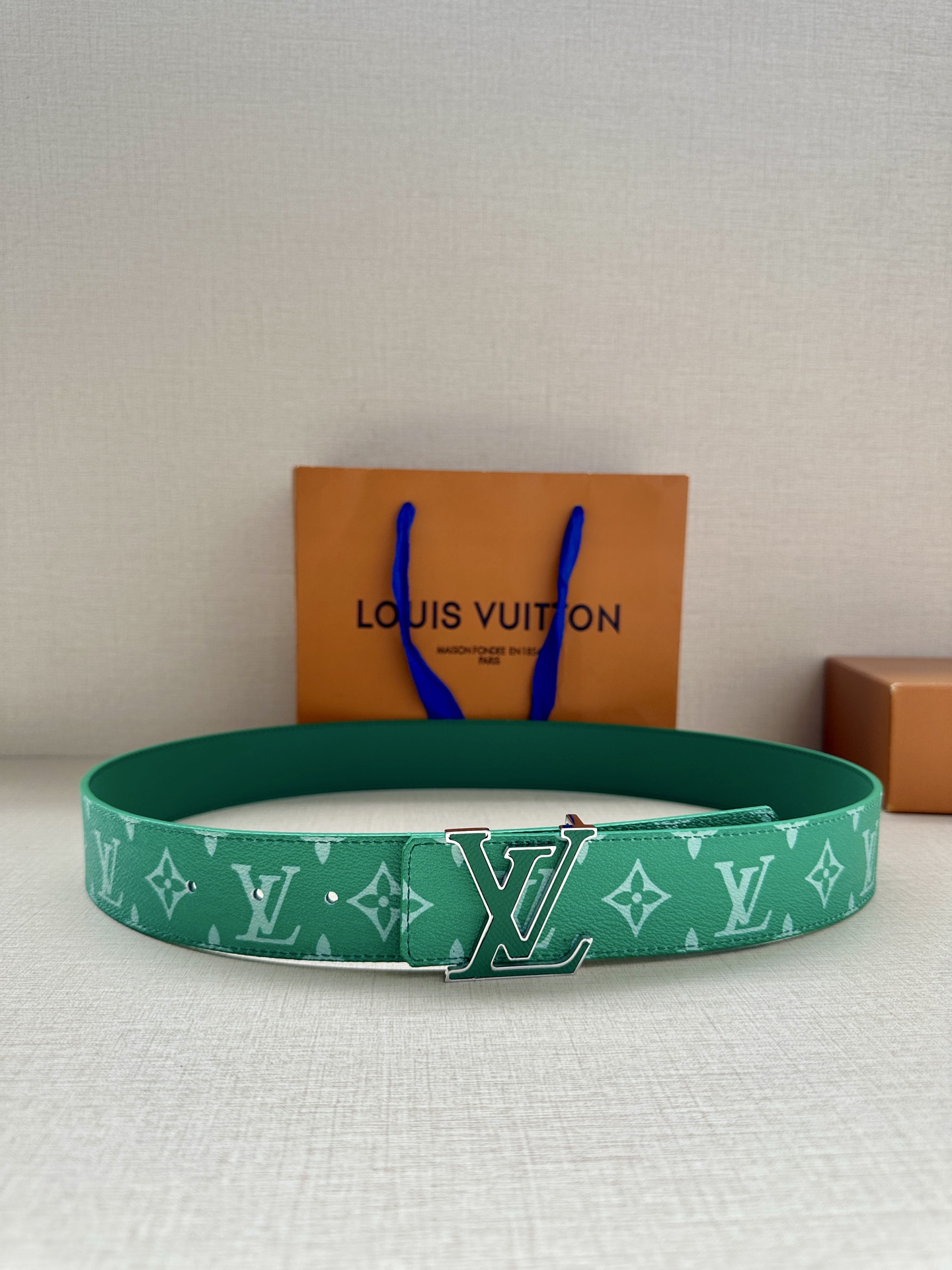  LV Initiales 4.0宽双面腰带是 2025年春夏男装系列的配饰。Taïga 皮革触感柔软，