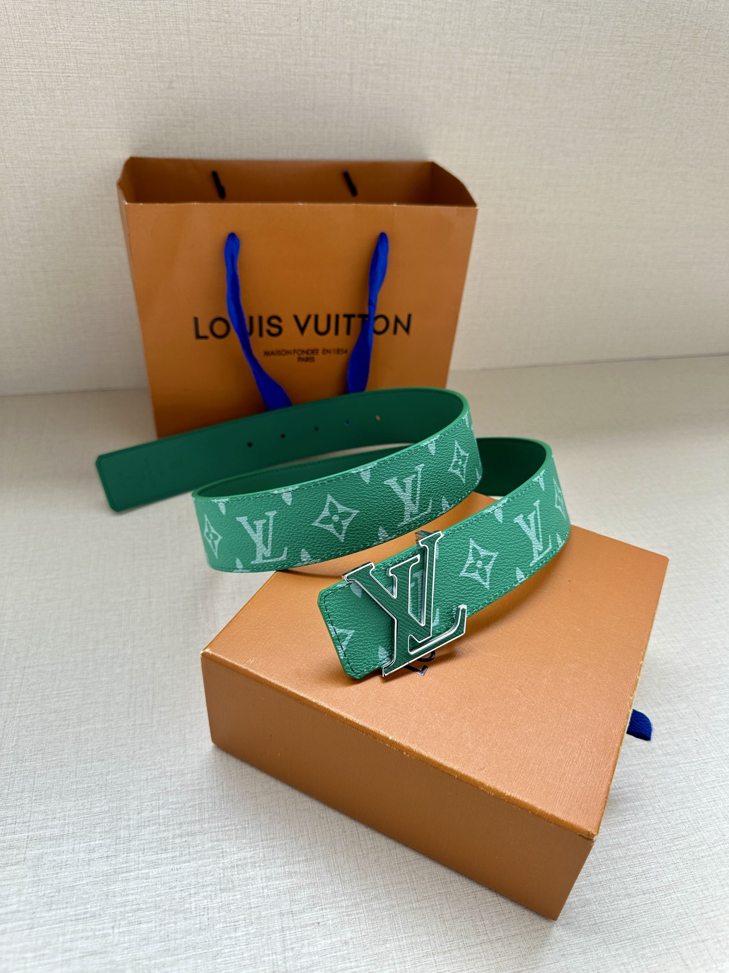  LV Initiales 4.0宽双面腰带是 2025年春夏男装系列的配饰。Taïga 皮革触感柔软，