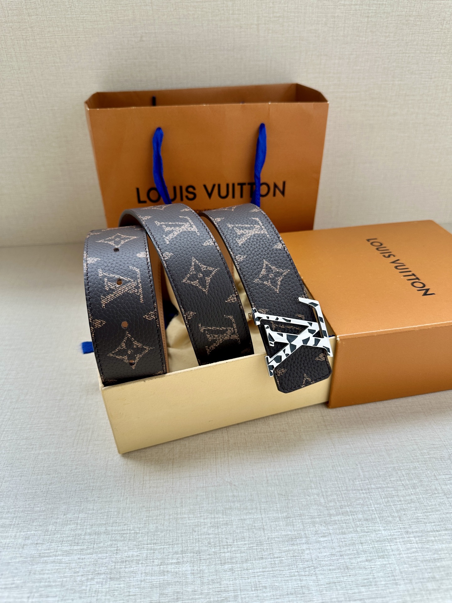  本款4.0宽 LV Initiales 双面腰带推出缤纷新色。一面为华美 Taurillon 皮革铺陈