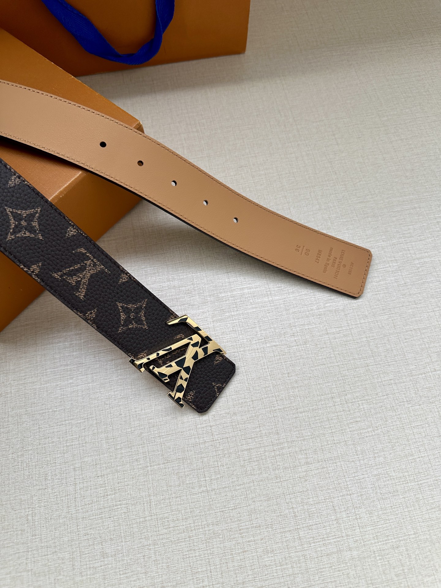  本款4.0宽 LV Initiales 双面腰带推出缤纷新色。一面为华美 Taurillon 皮革铺陈