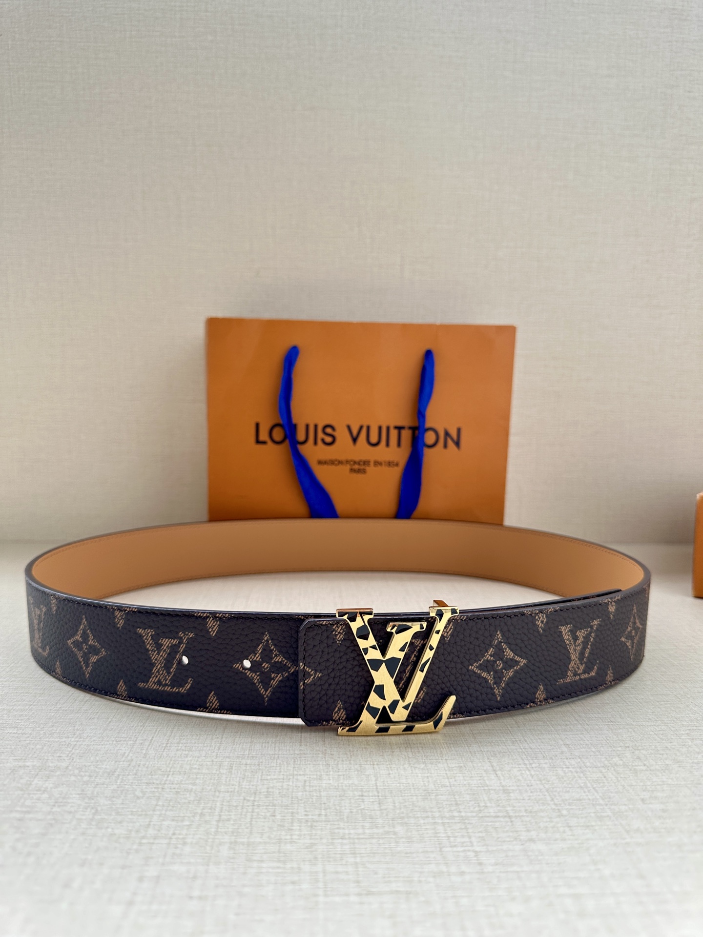  本款4.0宽 LV Initiales 双面腰带推出缤纷新色。一面为华美 Taurillon 皮革铺陈