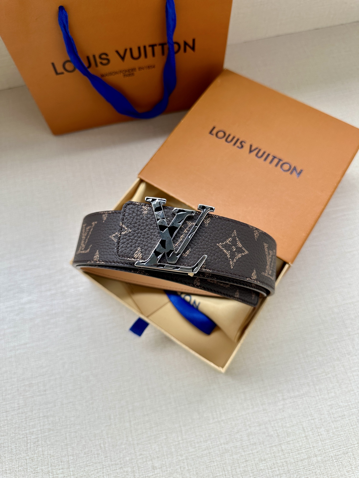  本款4.0宽 LV Initiales 双面腰带推出缤纷新色。一面为华美 Taurillon 皮革铺陈