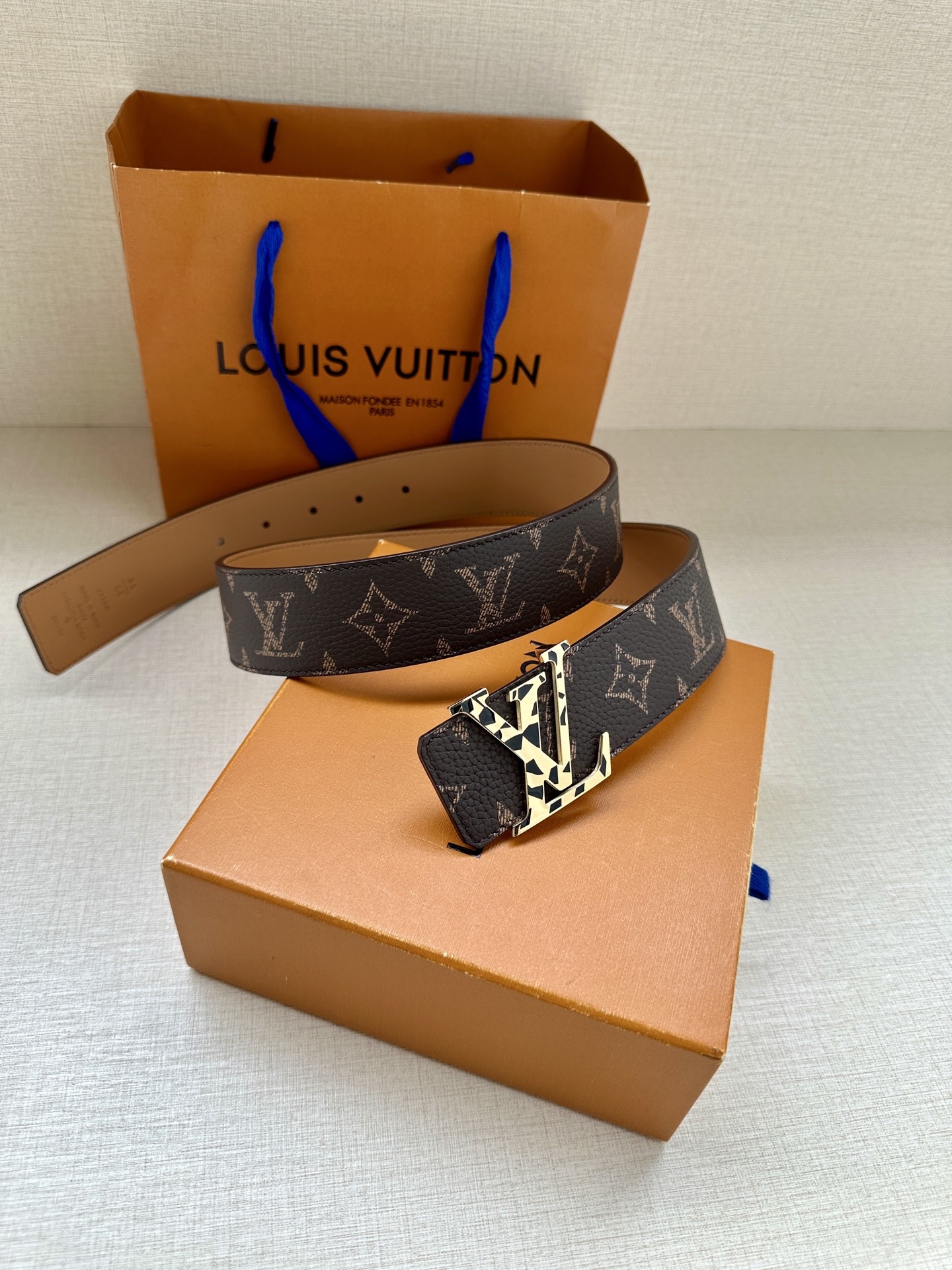  本款4.0宽 LV Initiales 双面腰带推出缤纷新色。一面为华美 Taurillon 皮革铺陈