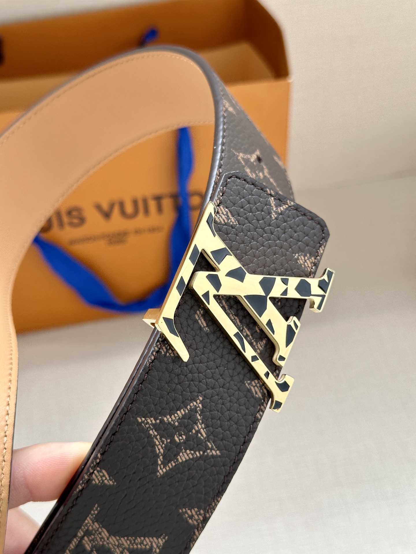  本款4.0宽 LV Initiales 双面腰带推出缤纷新色。一面为华美 Taurillon 皮革铺陈