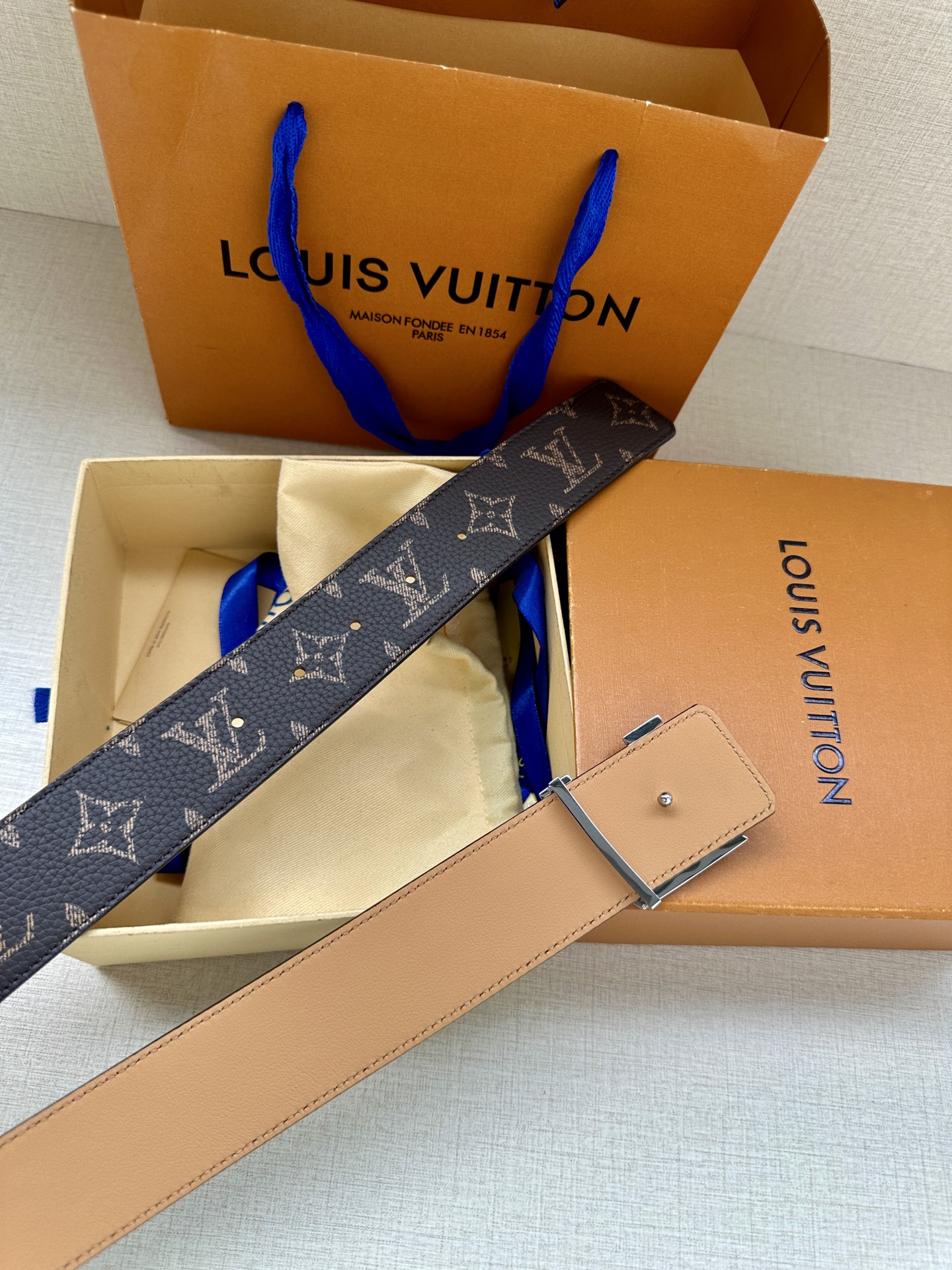  本款4.0宽 LV Initiales 双面腰带推出缤纷新色。一面为华美 Taurillon 皮革铺陈