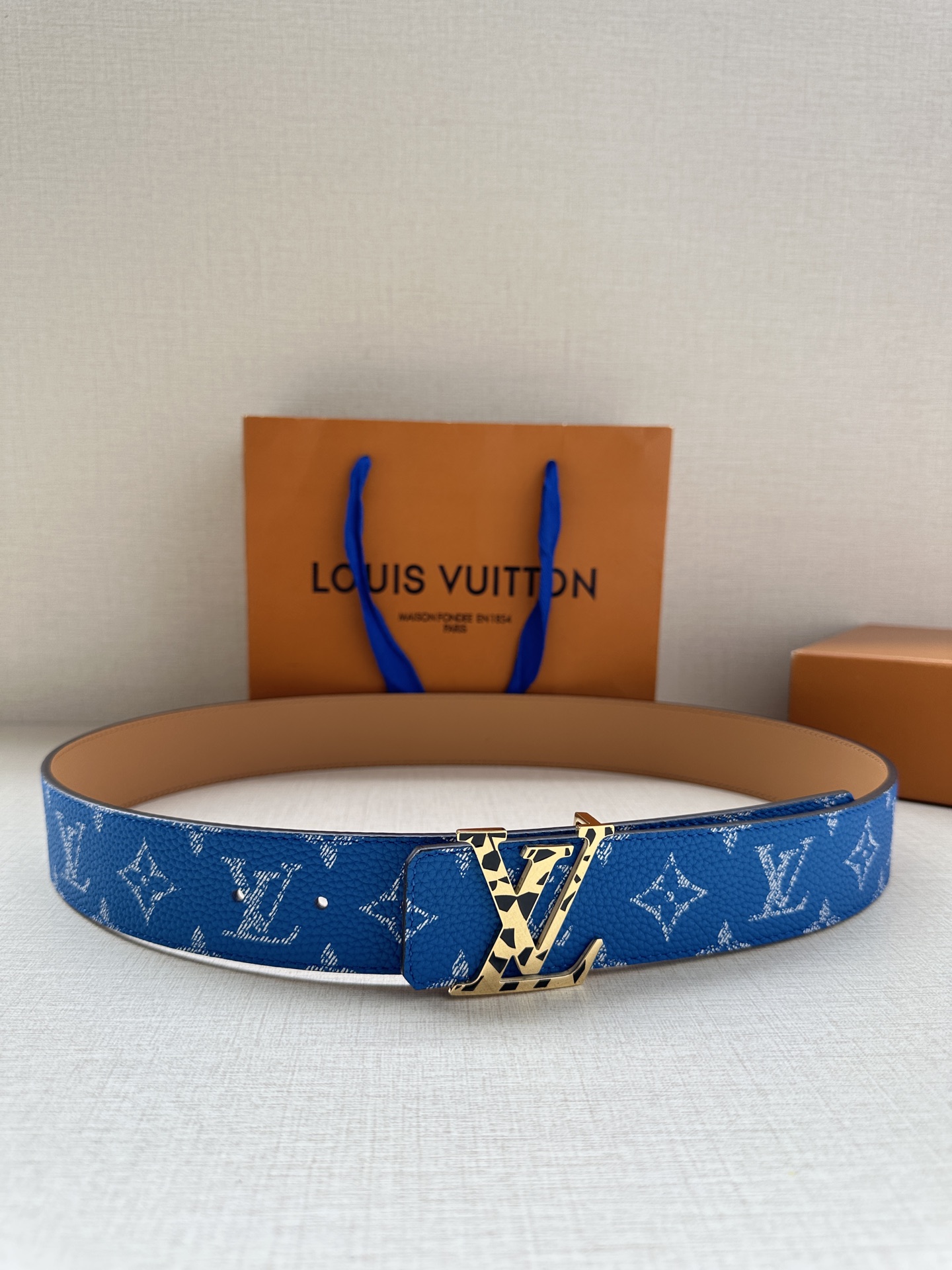  本款4.0宽 LV Initiales 双面腰带推出缤纷新色。一面为华美 Taurillon 皮革铺陈