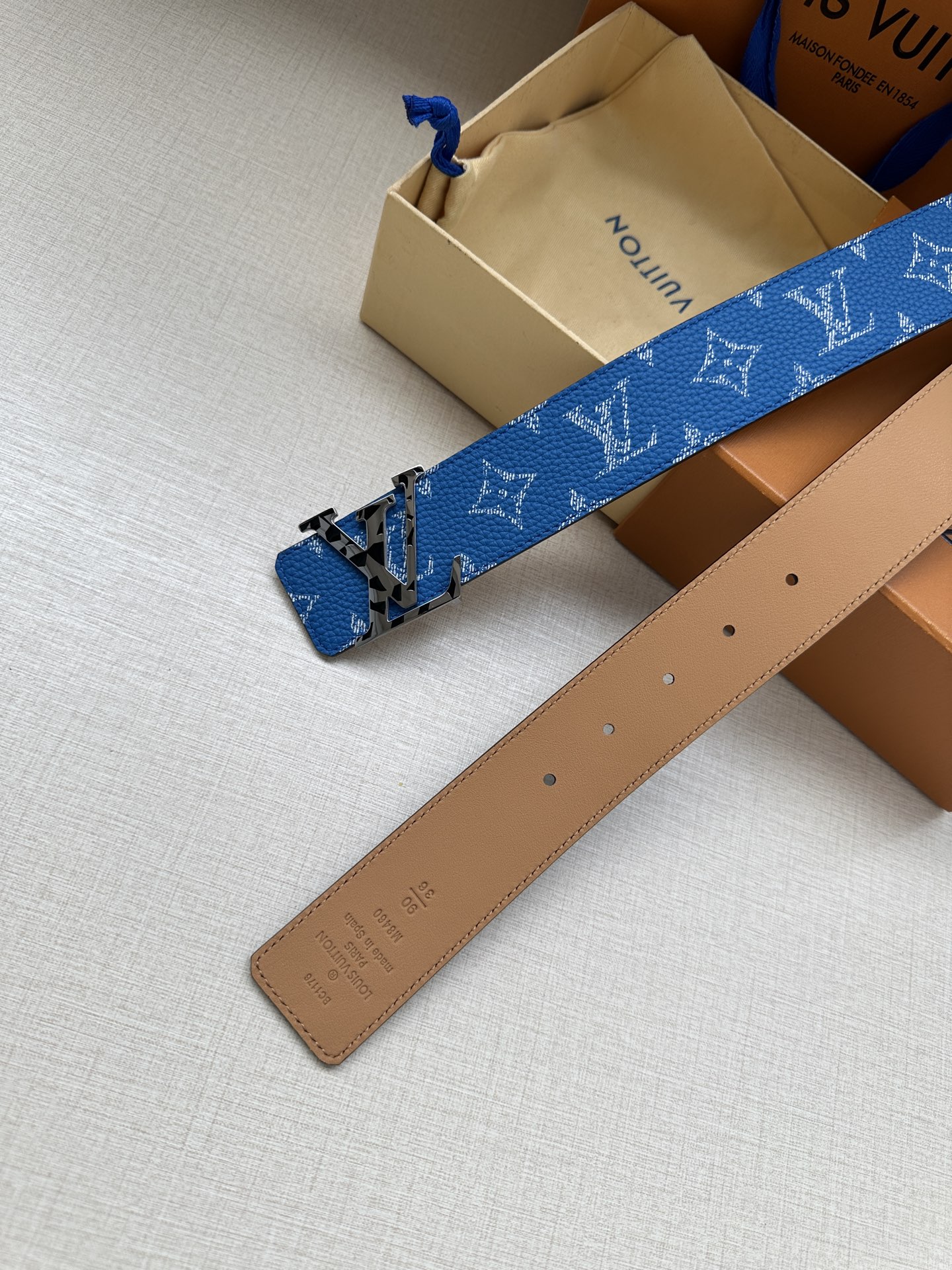  本款4.0宽 LV Initiales 双面腰带推出缤纷新色。一面为华美 Taurillon 皮革铺陈