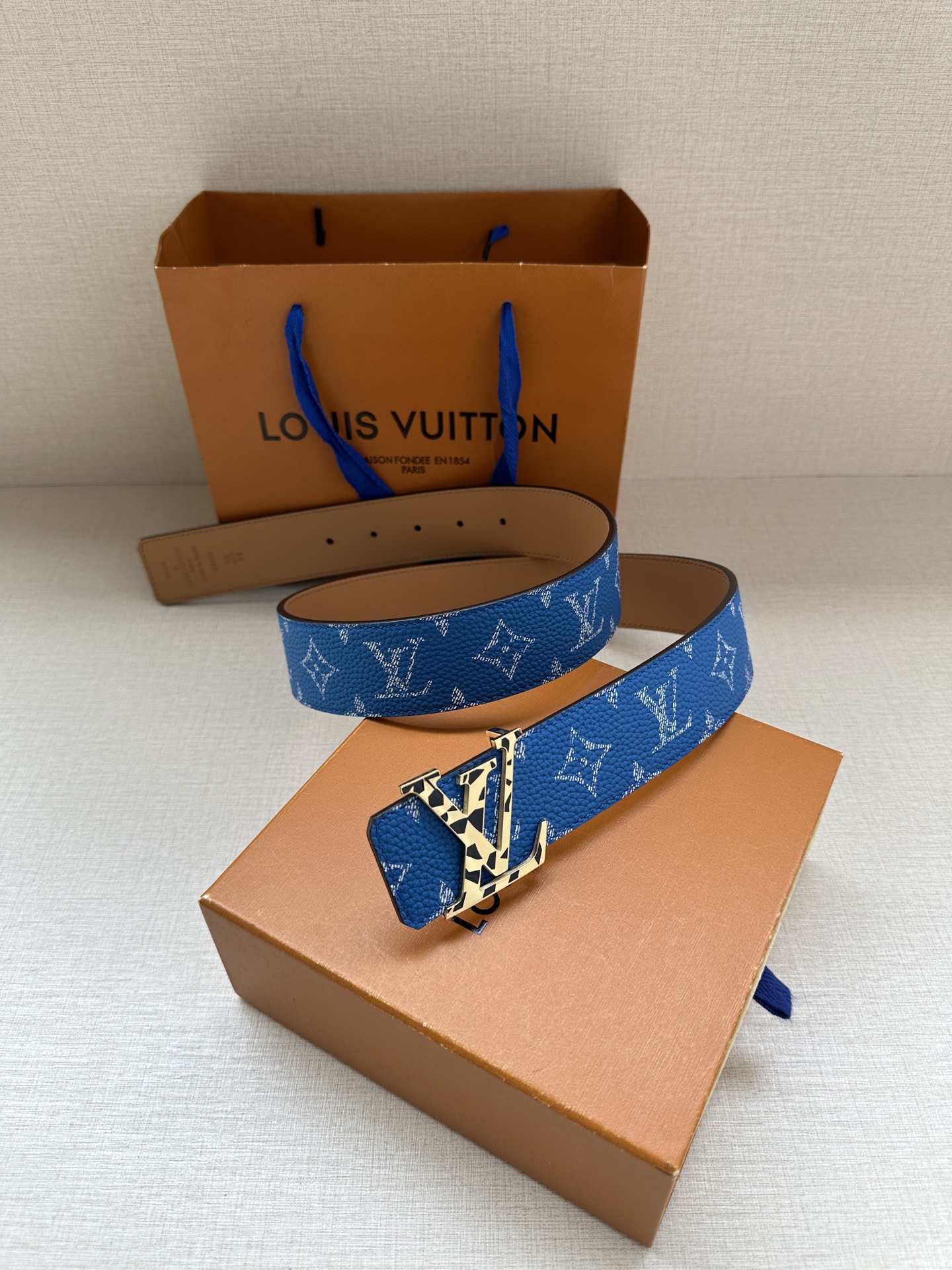  本款4.0宽 LV Initiales 双面腰带推出缤纷新色。一面为华美 Taurillon 皮革铺陈