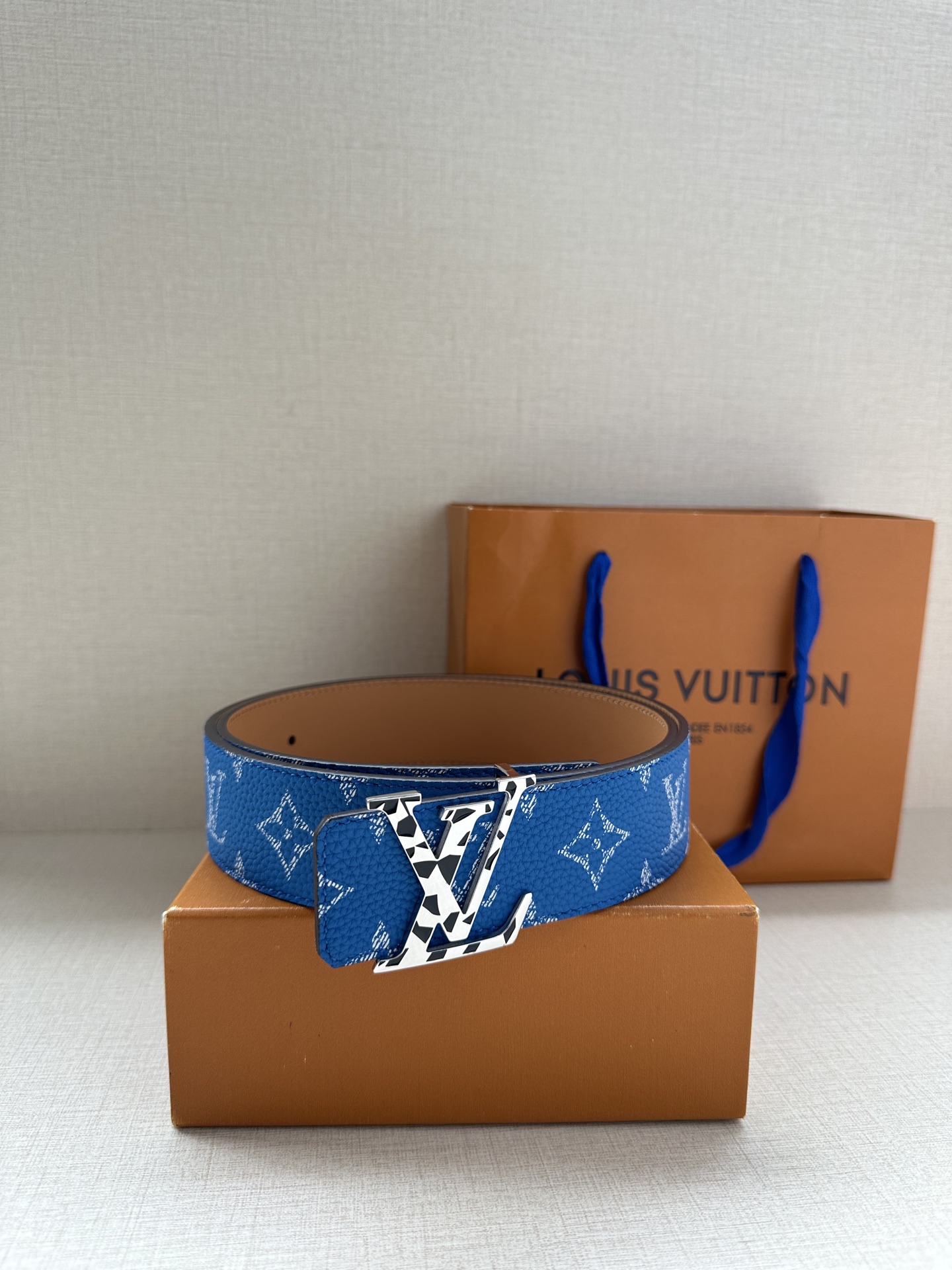  本款4.0宽 LV Initiales 双面腰带推出缤纷新色。一面为华美 Taurillon 皮革铺陈