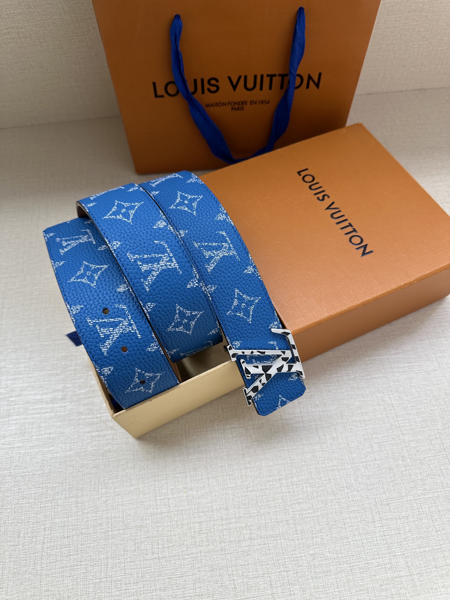  本款4.0宽 LV Initiales 双面腰带推出缤纷新色。一面为华美 Taurillon 皮革铺陈