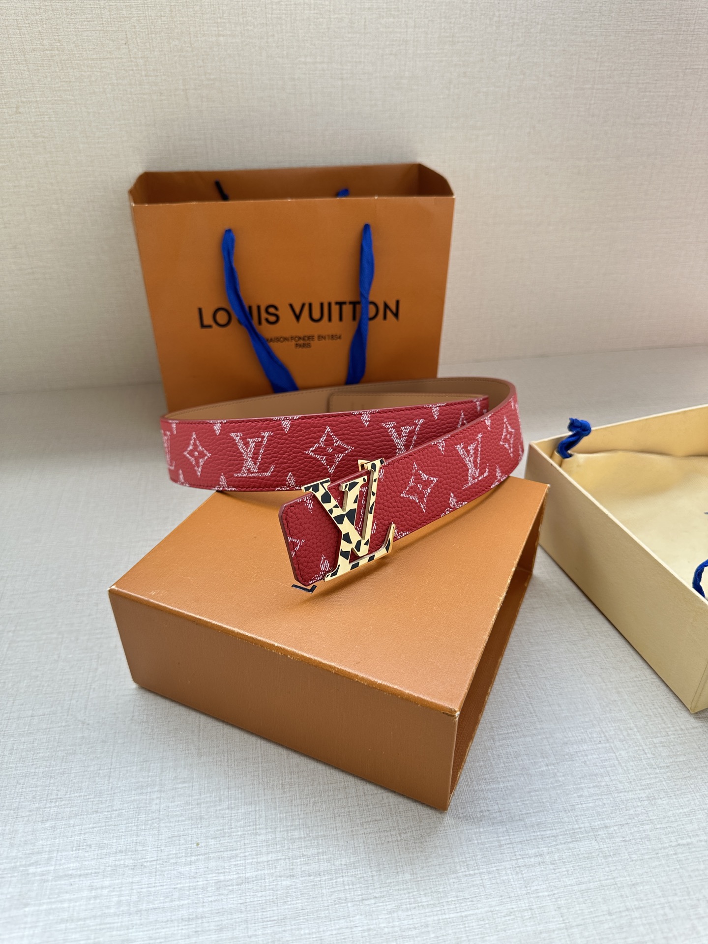  本款4.0宽 LV Initiales 双面腰带推出缤纷新色。一面为华美 Taurillon 皮革铺陈