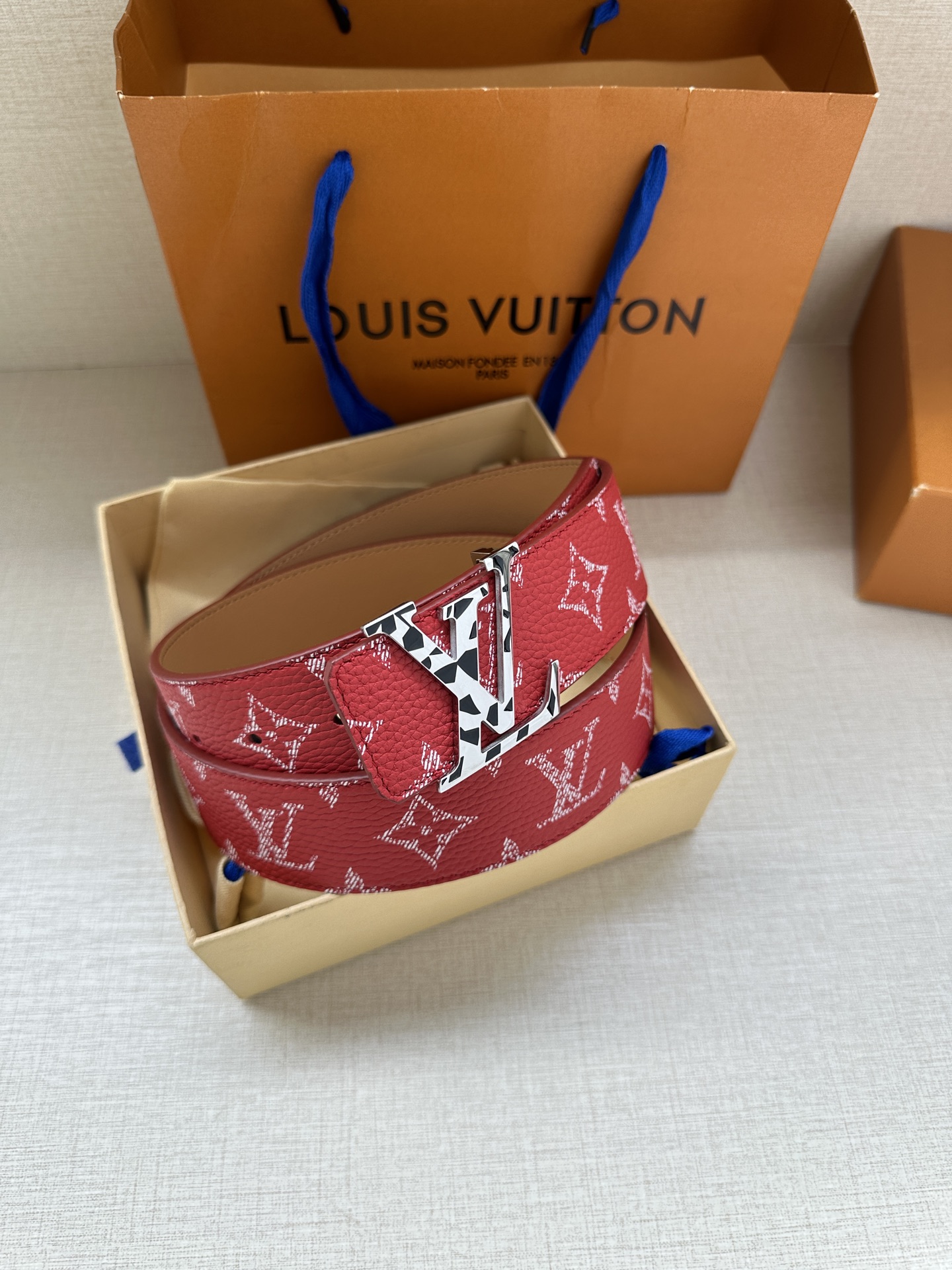  本款4.0宽 LV Initiales 双面腰带推出缤纷新色。一面为华美 Taurillon 皮革铺陈