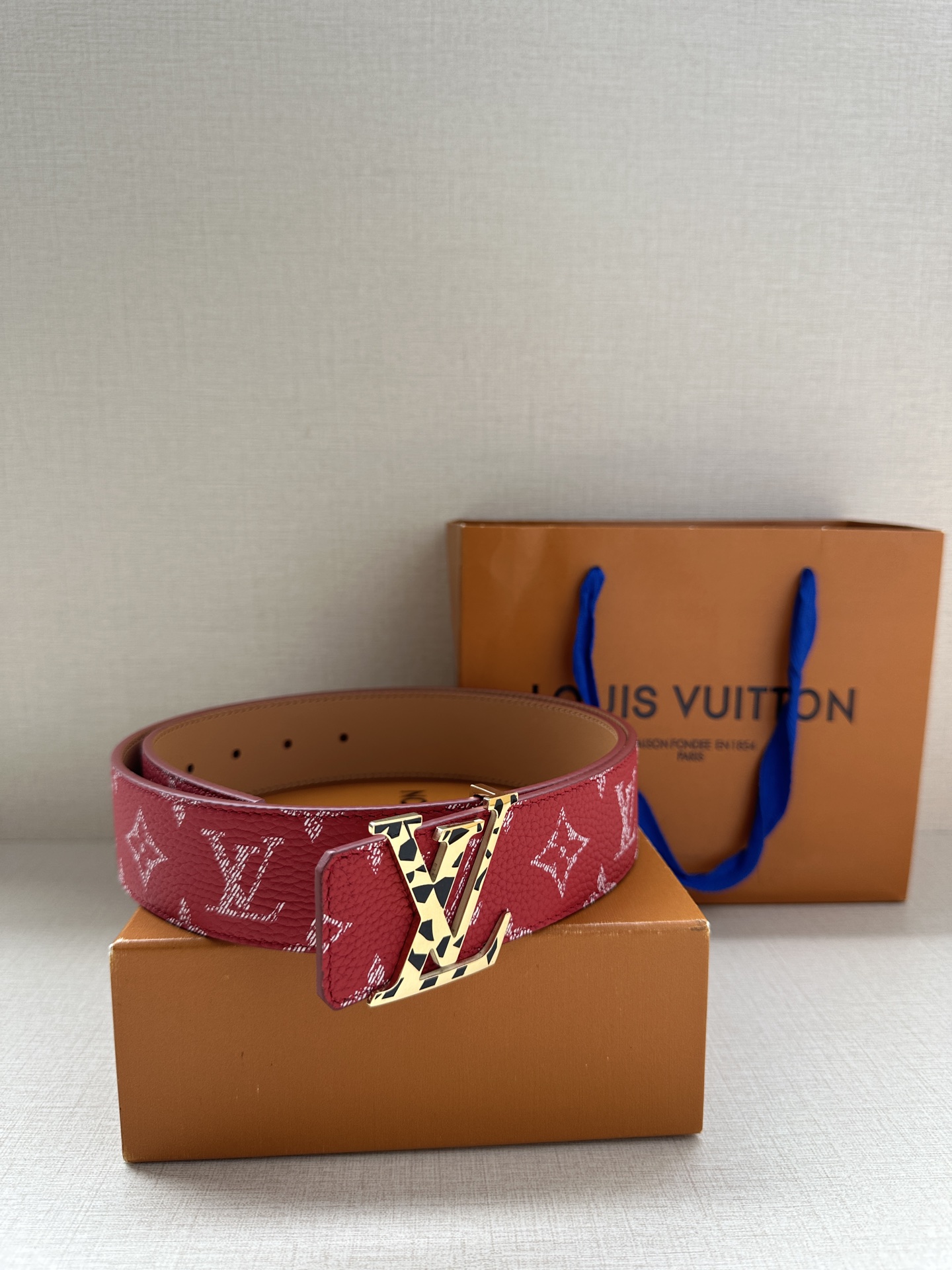  本款4.0宽 LV Initiales 双面腰带推出缤纷新色。一面为华美 Taurillon 皮革铺陈