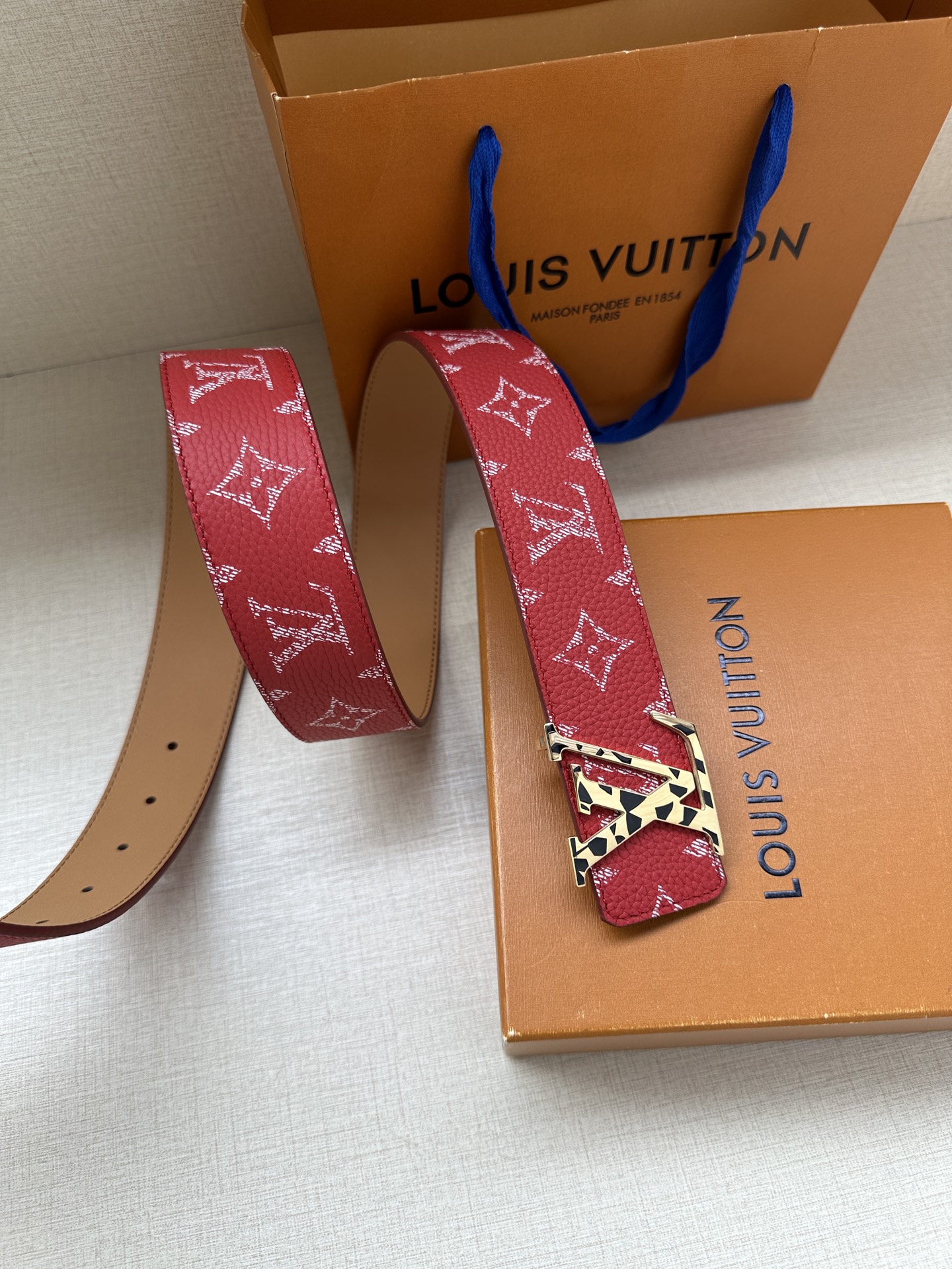  本款4.0宽 LV Initiales 双面腰带推出缤纷新色。一面为华美 Taurillon 皮革铺陈