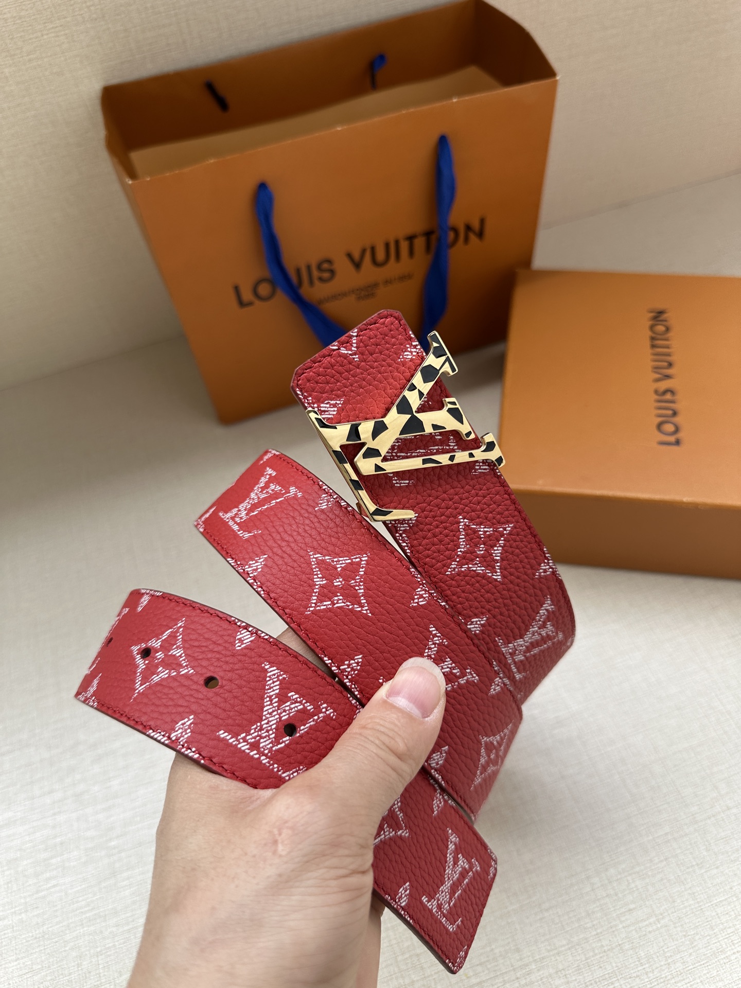  本款4.0宽 LV Initiales 双面腰带推出缤纷新色。一面为华美 Taurillon 皮革铺陈