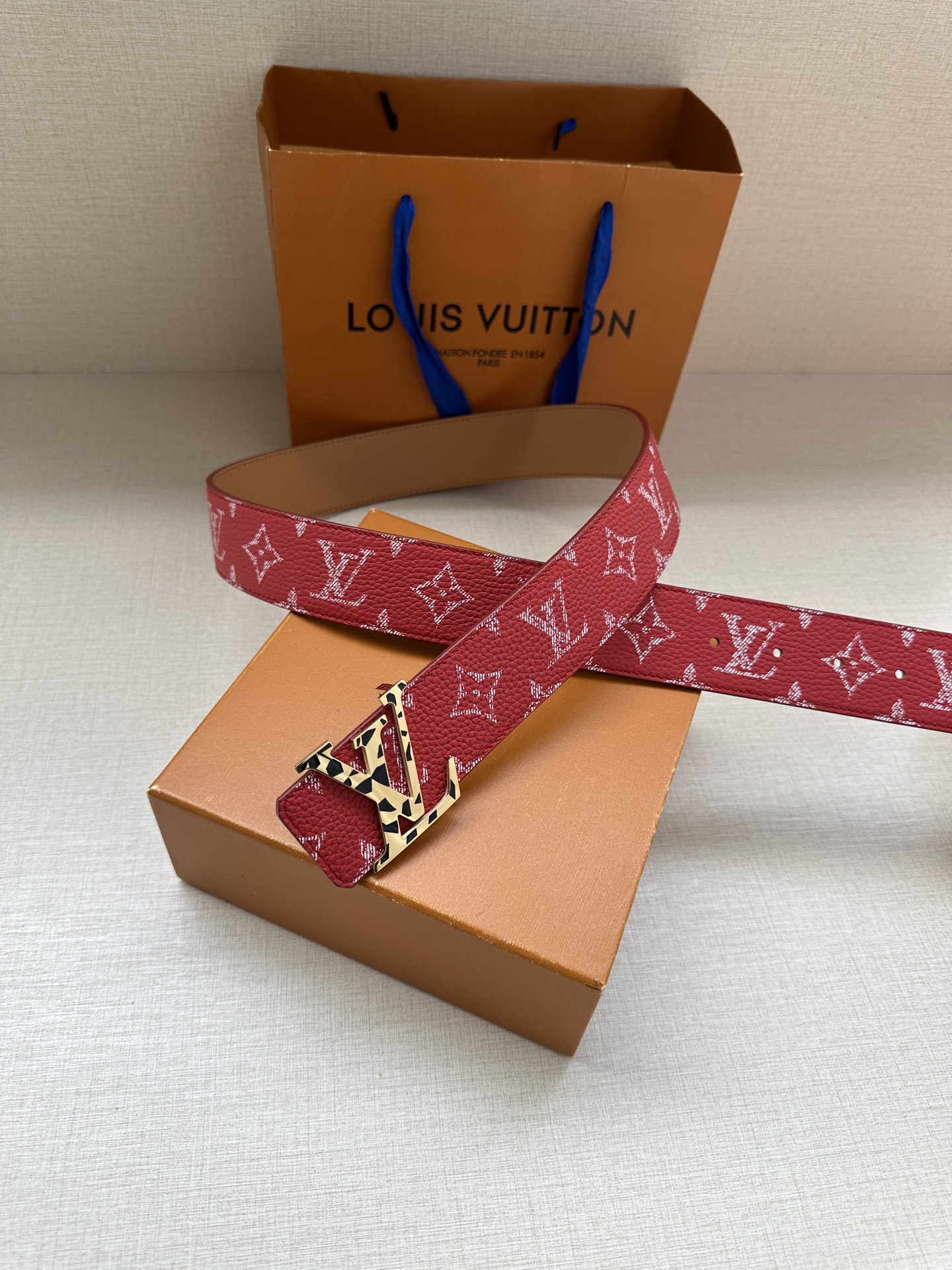  本款4.0宽 LV Initiales 双面腰带推出缤纷新色。一面为华美 Taurillon 皮革铺陈