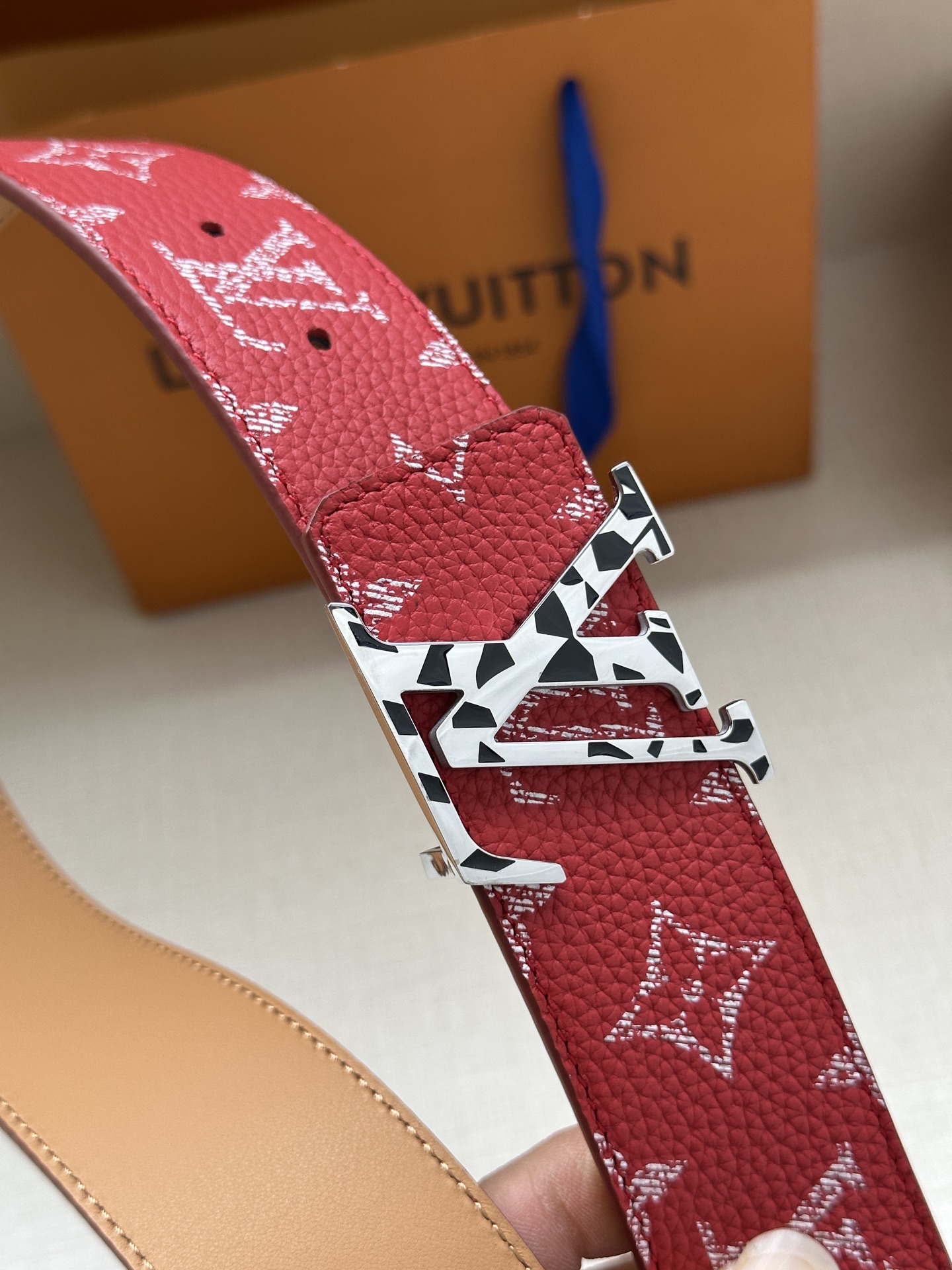  本款4.0宽 LV Initiales 双面腰带推出缤纷新色。一面为华美 Taurillon 皮革铺陈