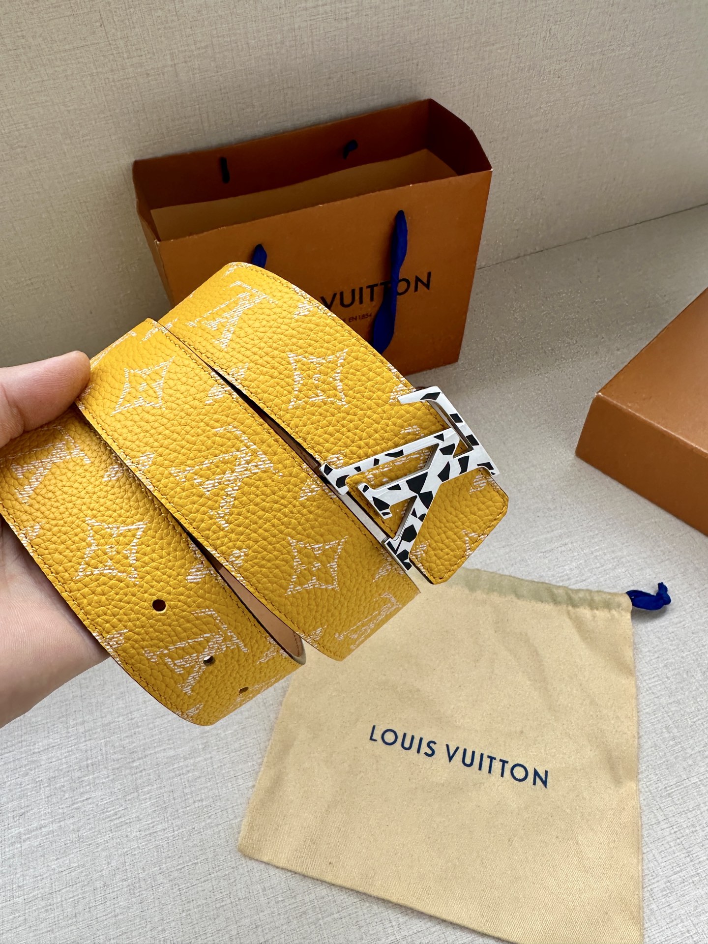  本款4.0宽 LV Initiales 双面腰带推出缤纷新色。一面为华美 Taurillon 皮革铺陈