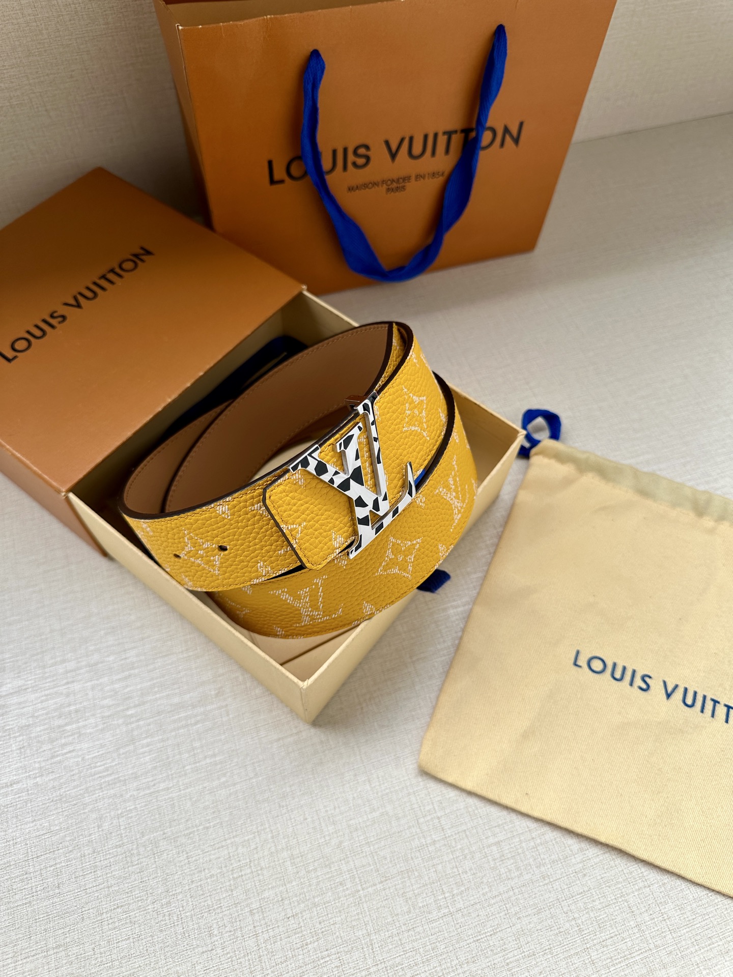  本款4.0宽 LV Initiales 双面腰带推出缤纷新色。一面为华美 Taurillon 皮革铺陈