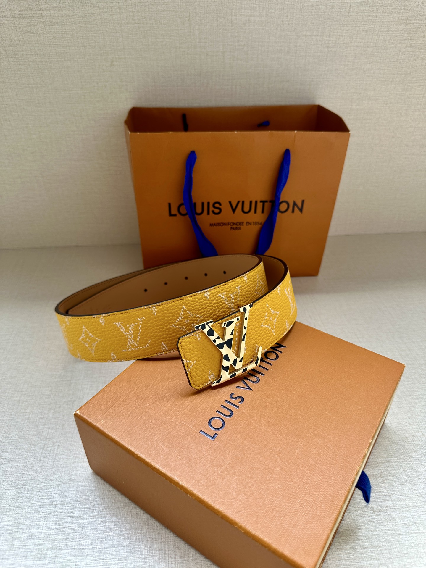  本款4.0宽 LV Initiales 双面腰带推出缤纷新色。一面为华美 Taurillon 皮革铺陈