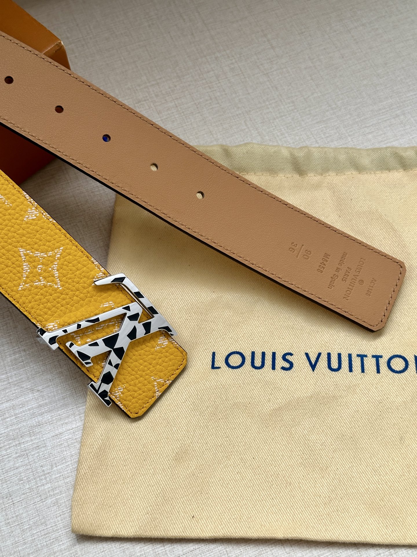  本款4.0宽 LV Initiales 双面腰带推出缤纷新色。一面为华美 Taurillon 皮革铺陈